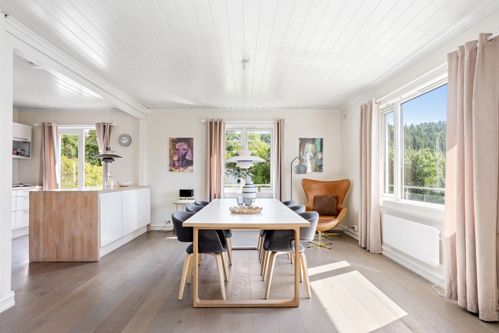 Moderne åpen kjøkkenløsning mellom stue og kjøkken | nyere kjøkkenøy Galleribilde