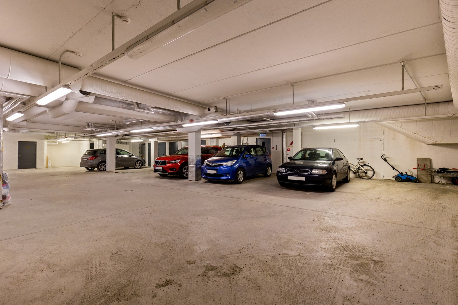 Parkeringsplass i garasjeanlegg Galleribilde