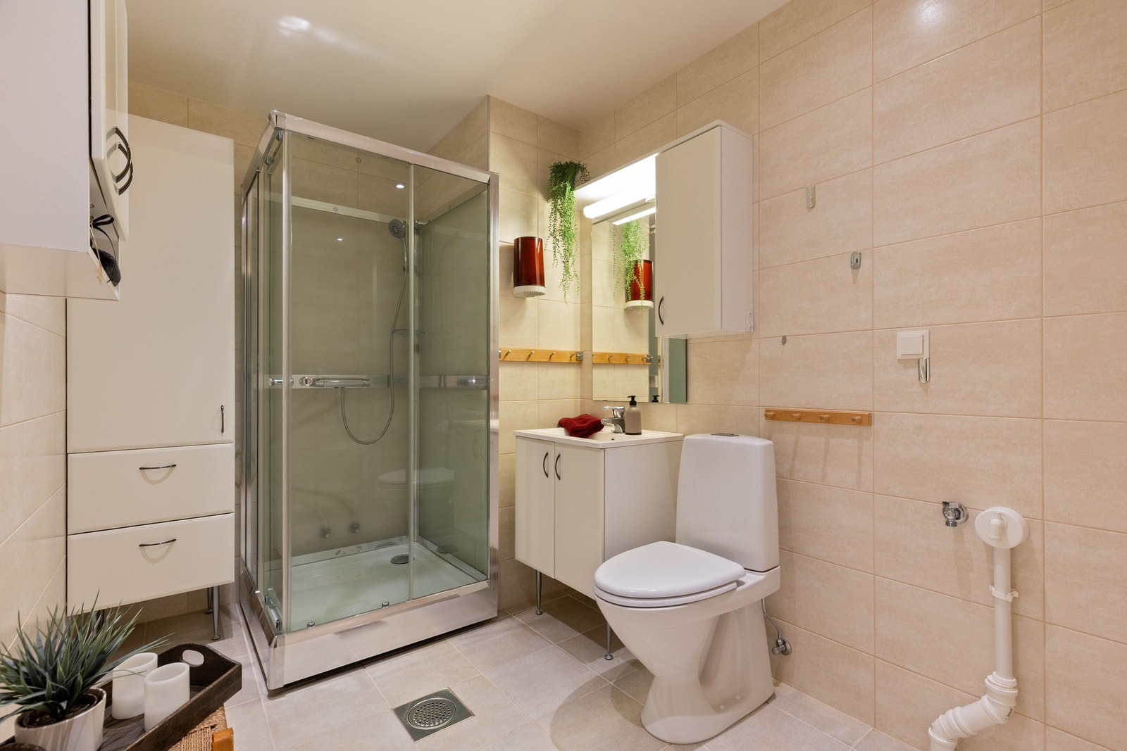 Romslig og flislagt bad Galleribilde