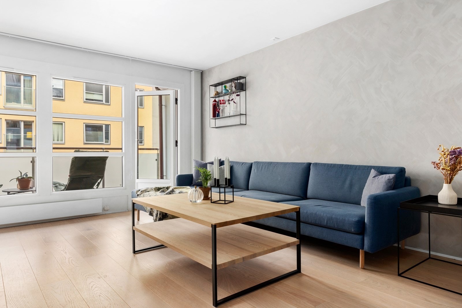 Store vindusflater slipper inn rikelig med naturlig dagslys. Galleribilde