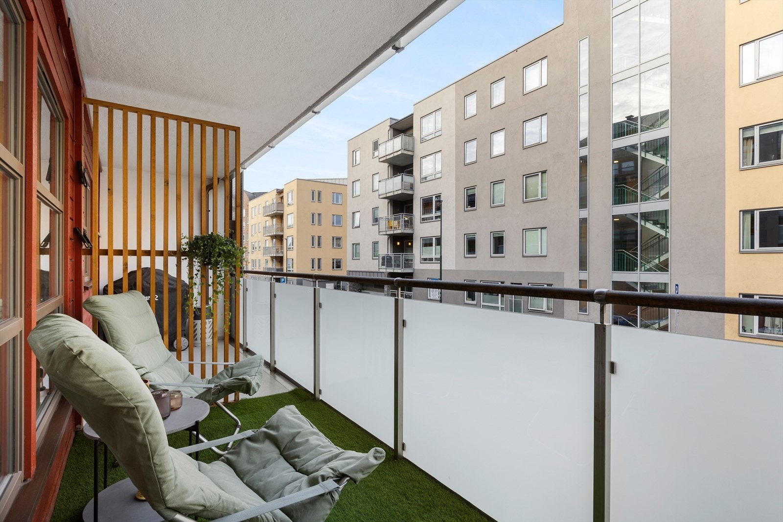 Leiligheten har både balkong og markterrasse. Galleribilde
