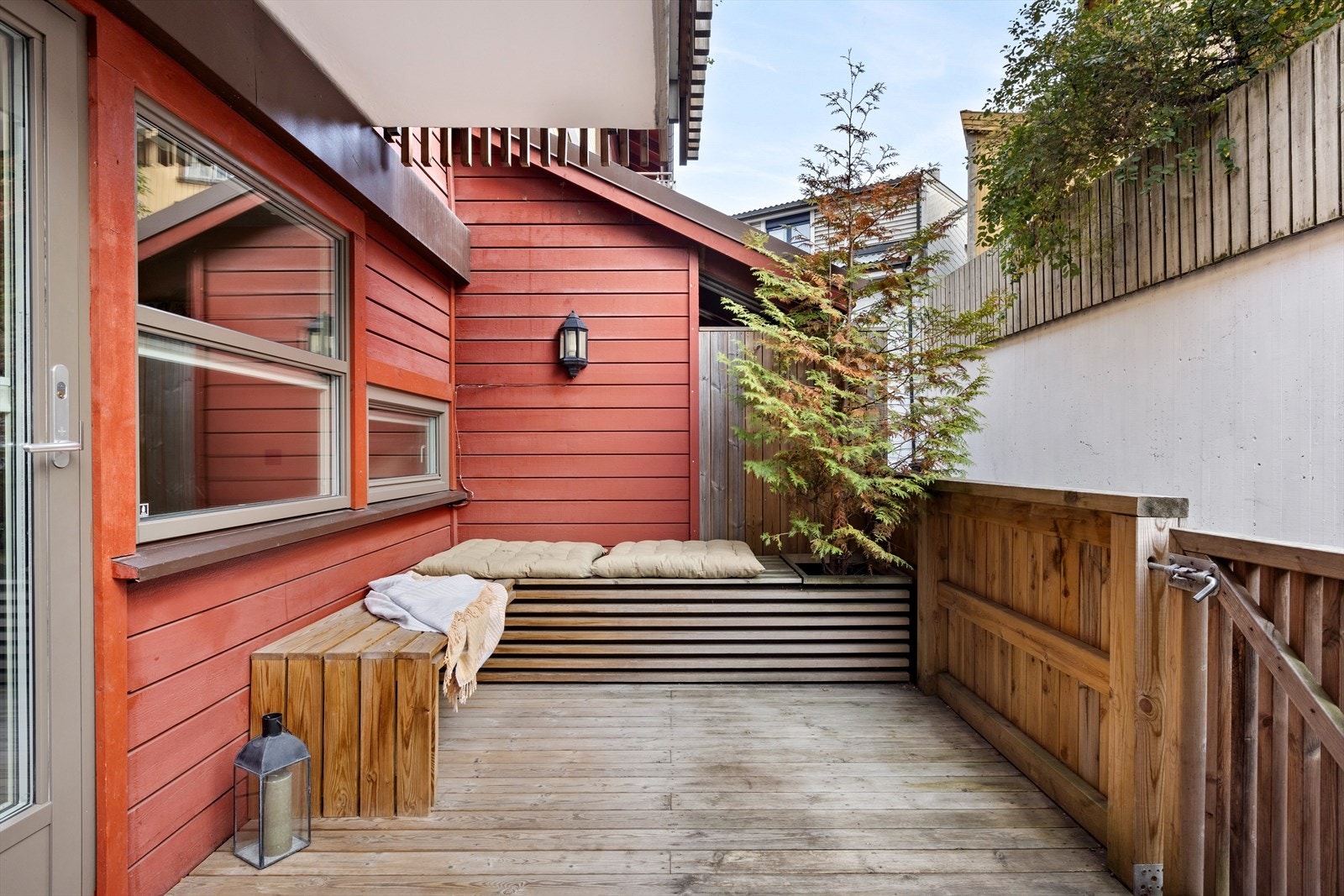 På terrasse er det god plass til både grill og langbord. Galleribilde