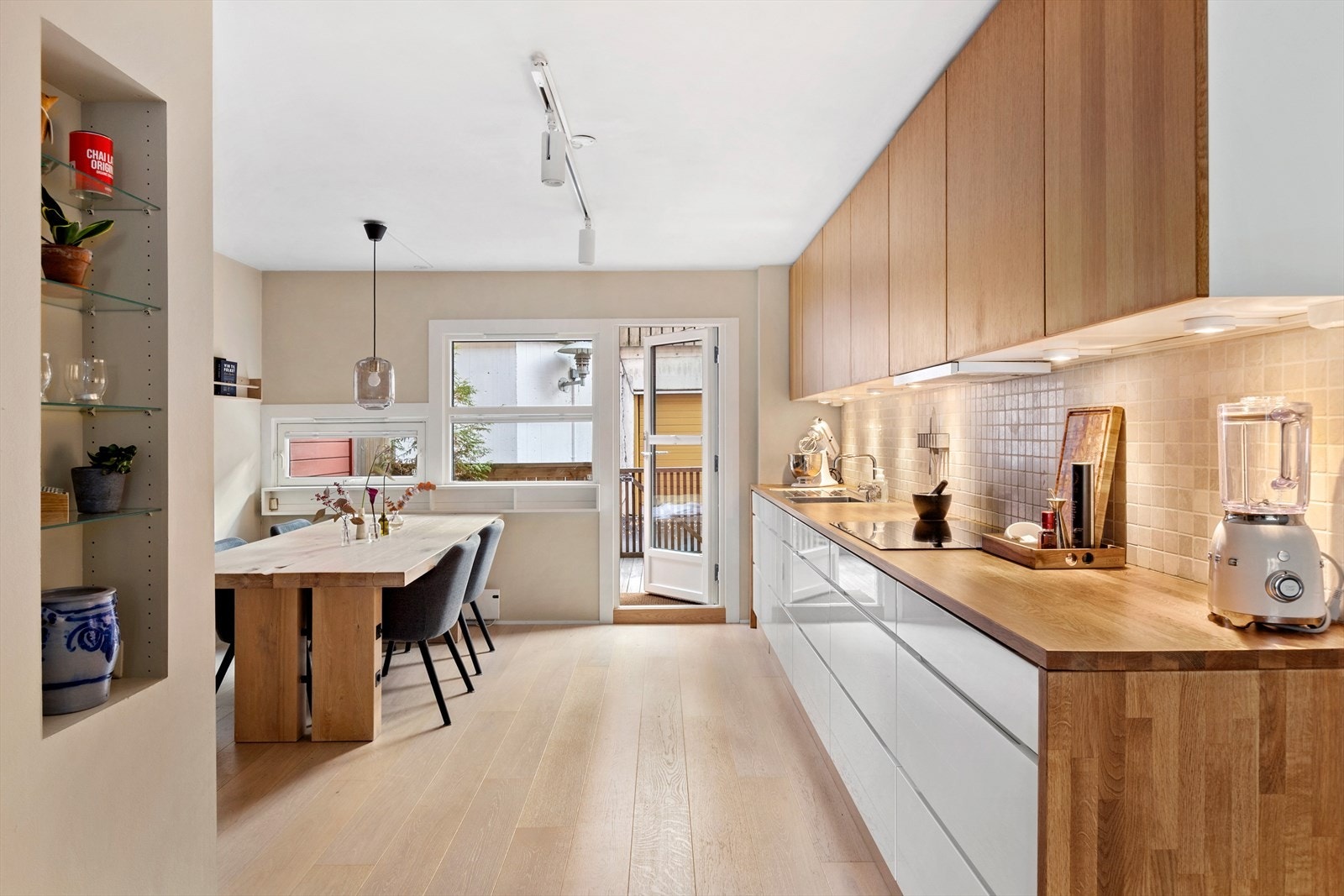 Flott kjøkken med underskap fra Kvik og overskap fra Sigdal. Galleribilde