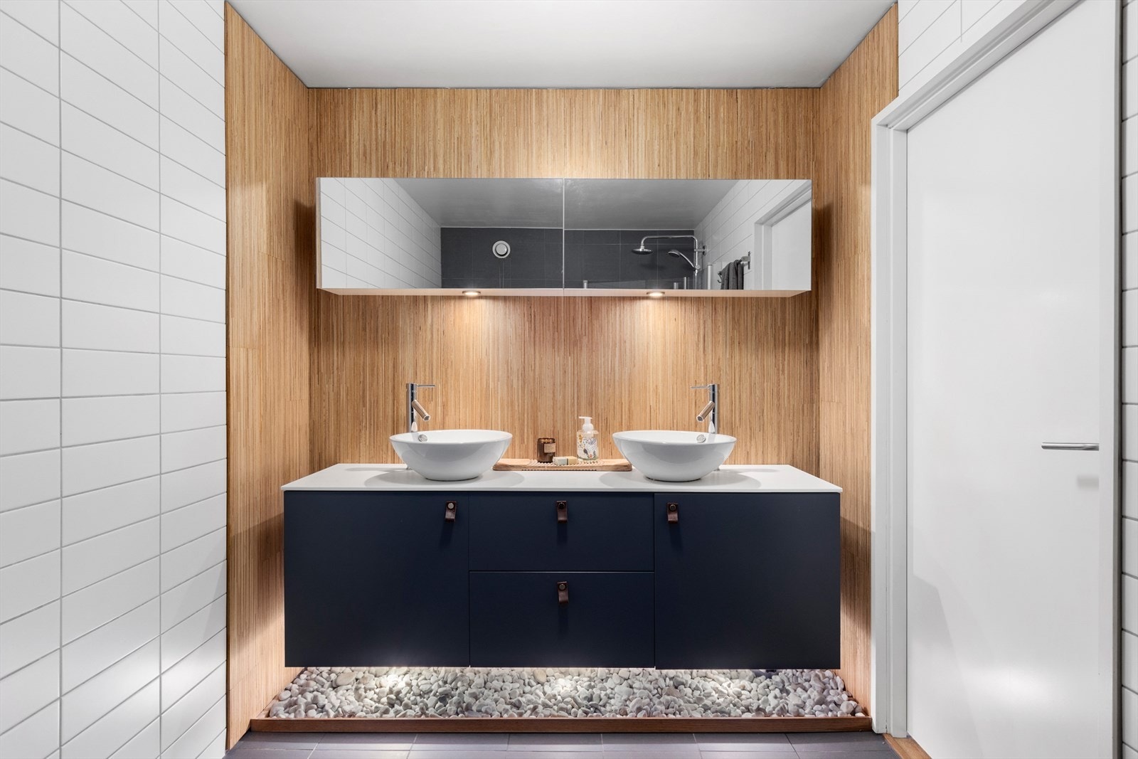 Lekkert bad fra 2010 med flislagte overflater, kontrastvegg i bambus og dobbel servant. Galleribilde