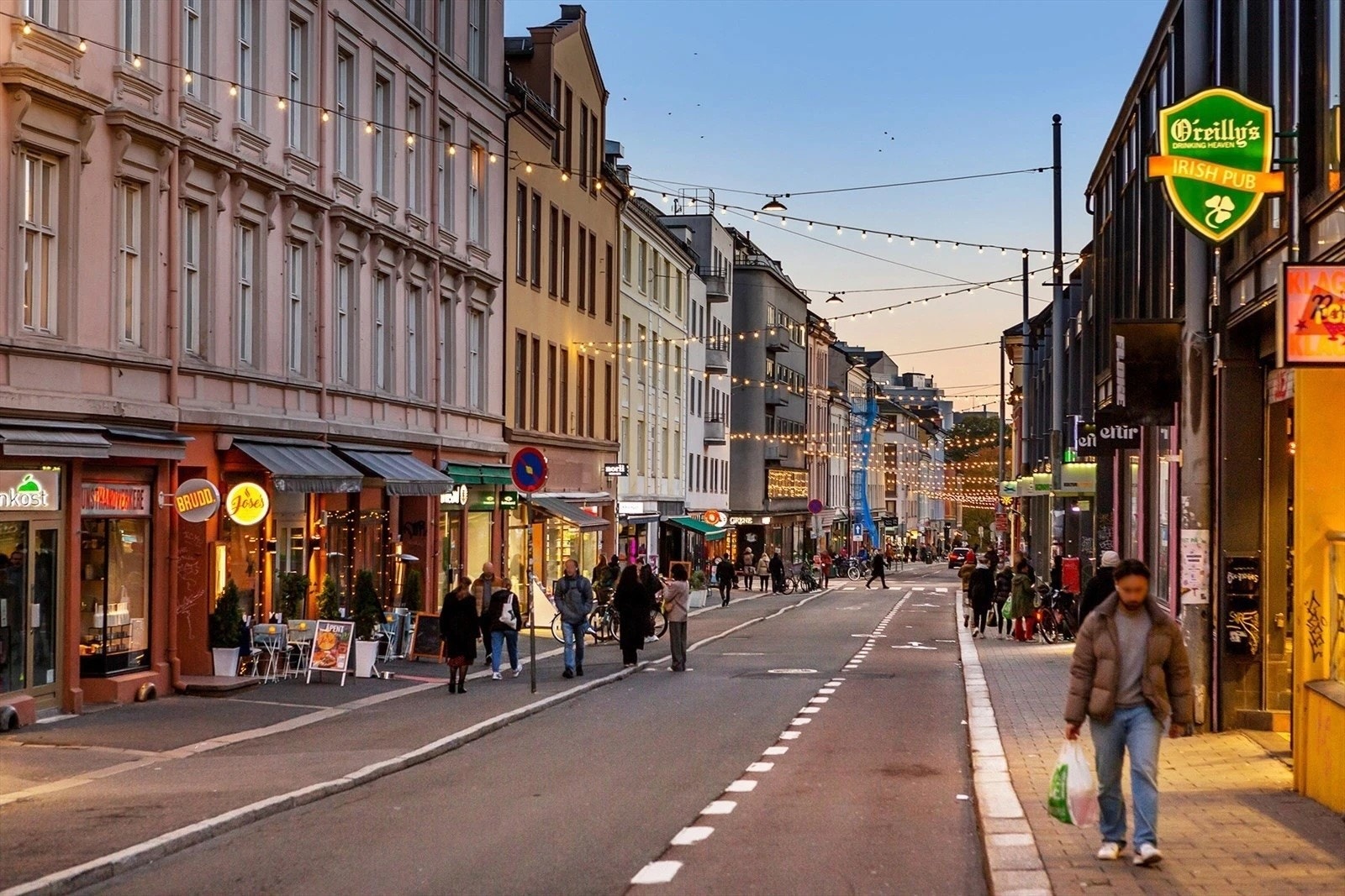 Det er kort vei til Grünerløkka med sitt yrende byliv, som bugner av sjarmerende restauranter, kaféer, barer og nisjebutikker. Galleribilde