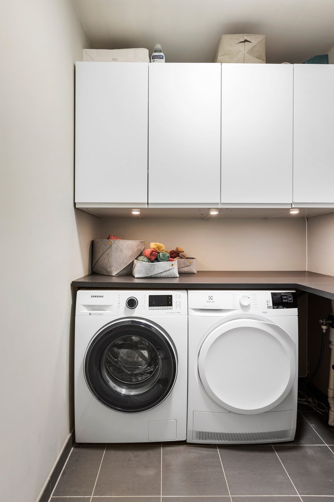 Leiligheten har eget vaskerom med praktisk innredning. Galleribilde