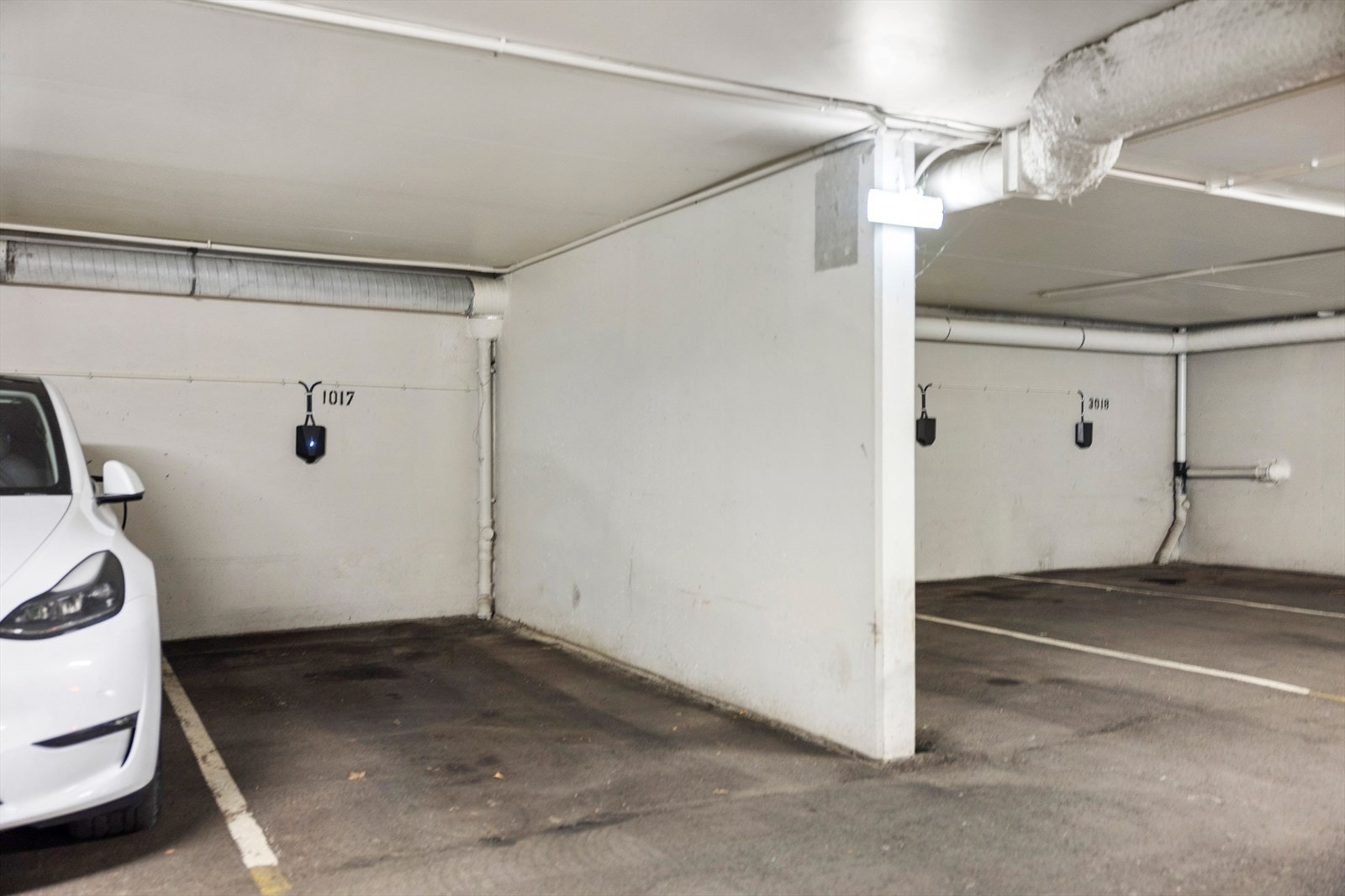 Leiligheten disponerer parkeringsplass med el-billader i oppvarmet garasjekjeller. Galleribilde