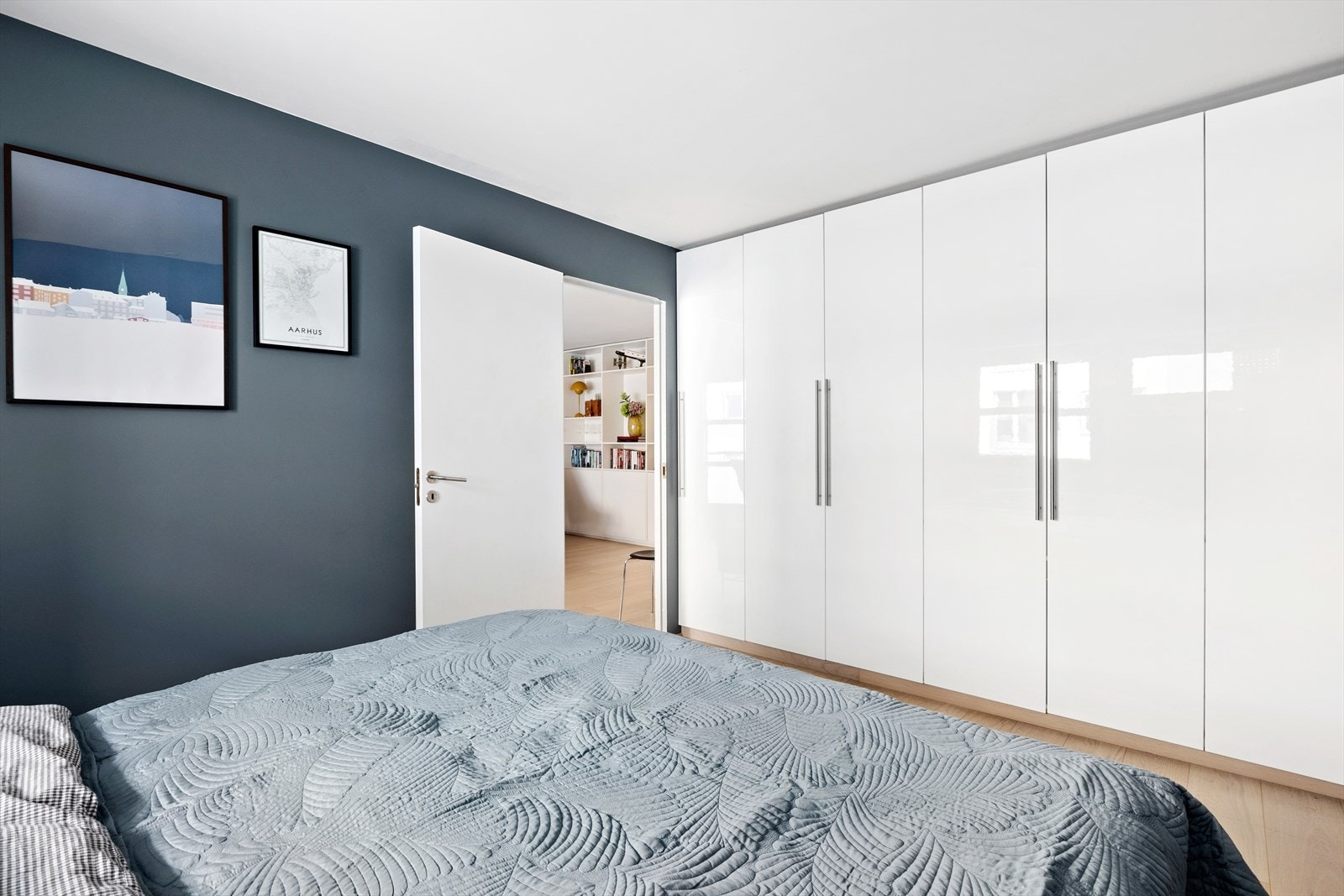 Begge soverommene har god plass til dobbeltseng og garderobeskap. Galleribilde