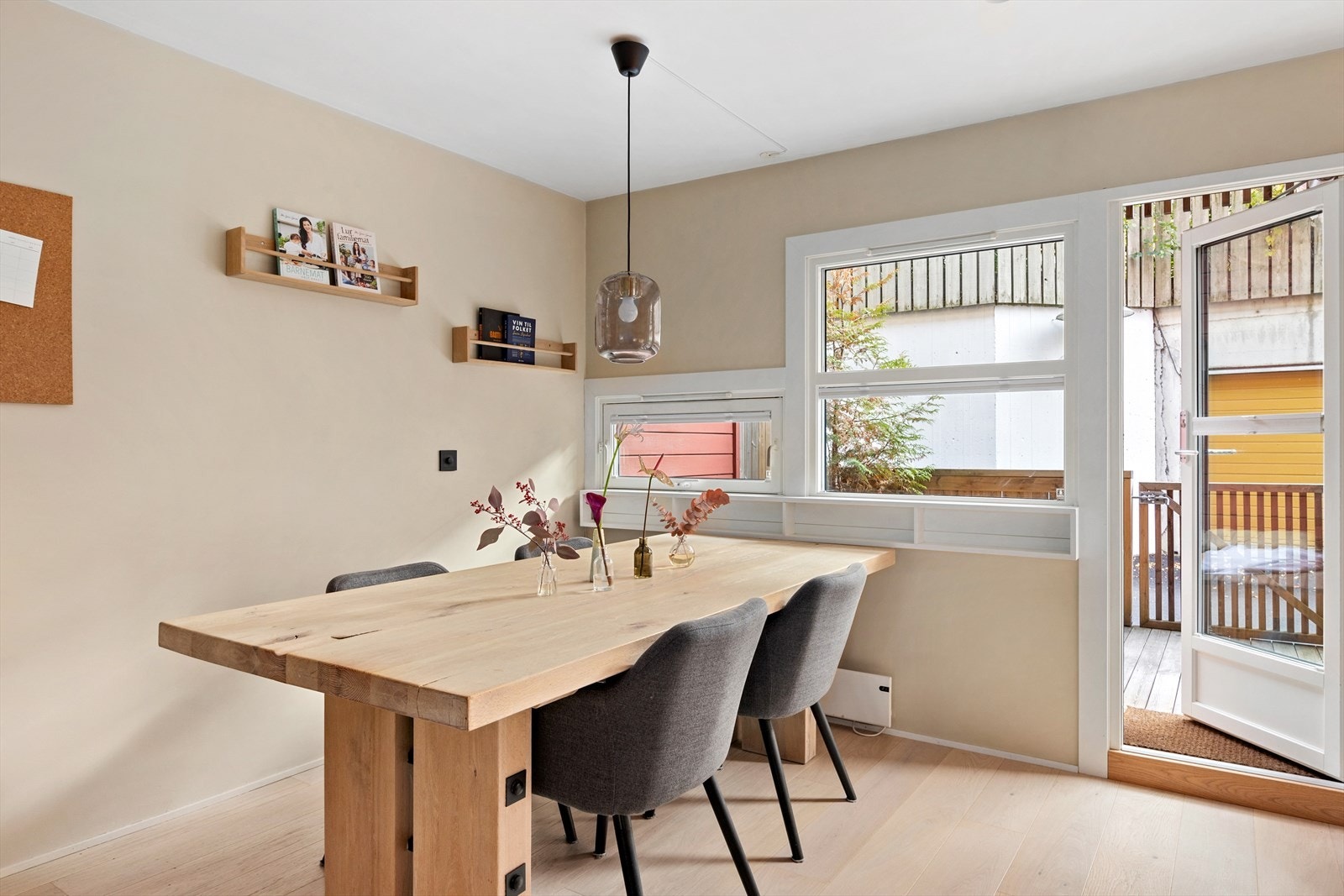 God plass til spisebord av god størrelse på leilighetens kjøkken. Galleribilde