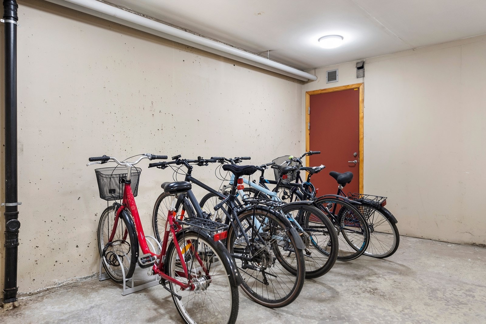 Sykkelparkering i garasje. Galleribilde