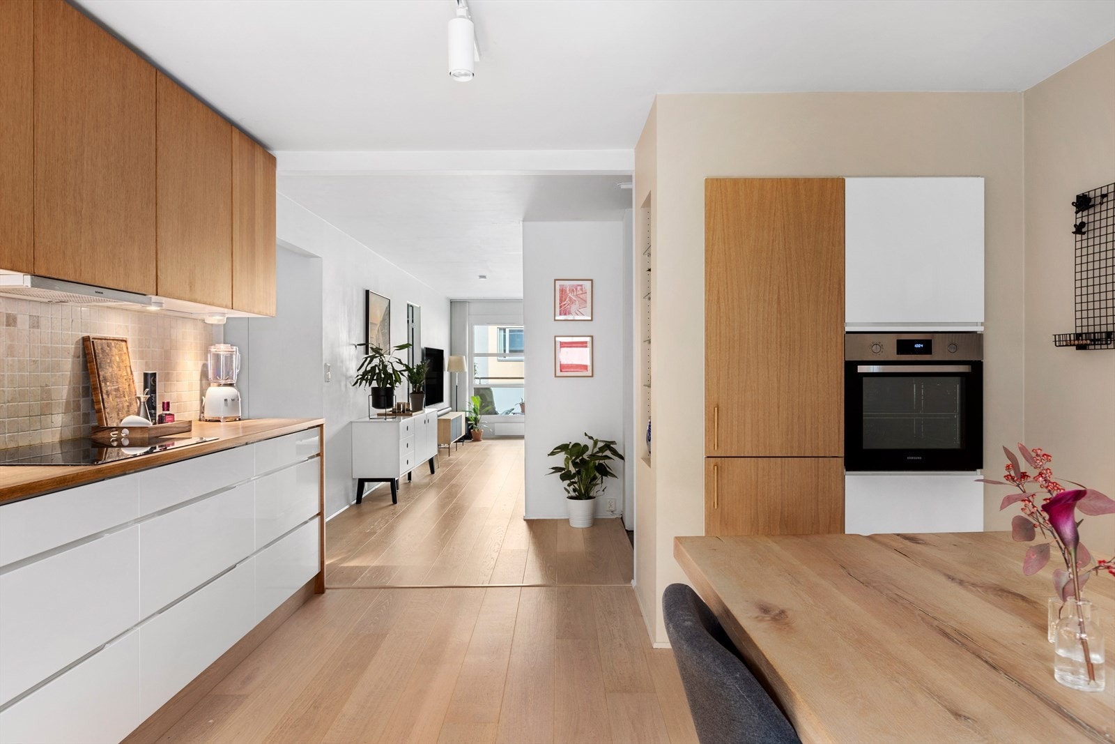 Kjøkkenet er utstyrt med integrerte hvitevarer. Galleribilde