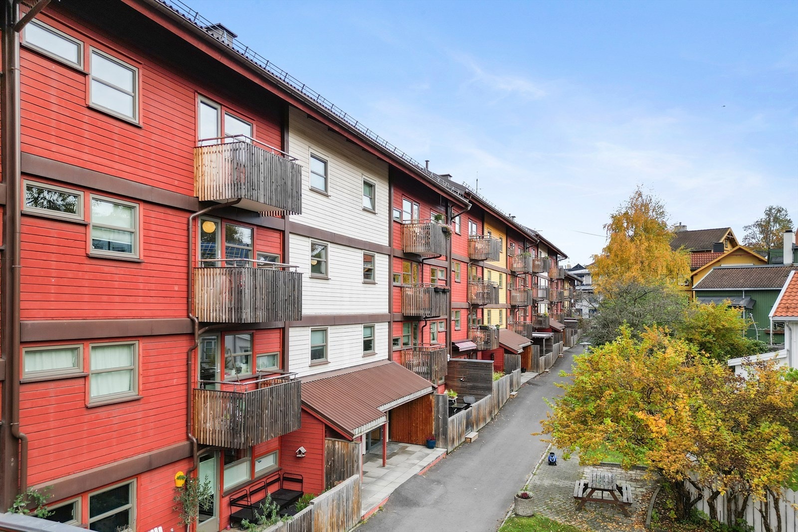 Leiligheten befinner seg i et rolig og fint nabolag. Galleribilde