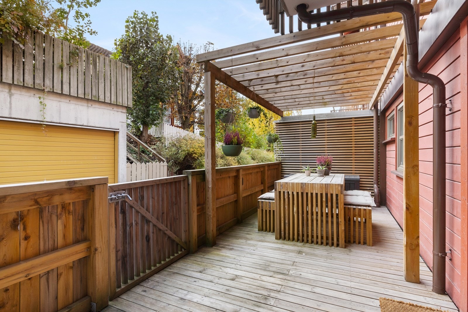 Stor og romslig markterrasse med lun og koselig sittesone. Galleribilde