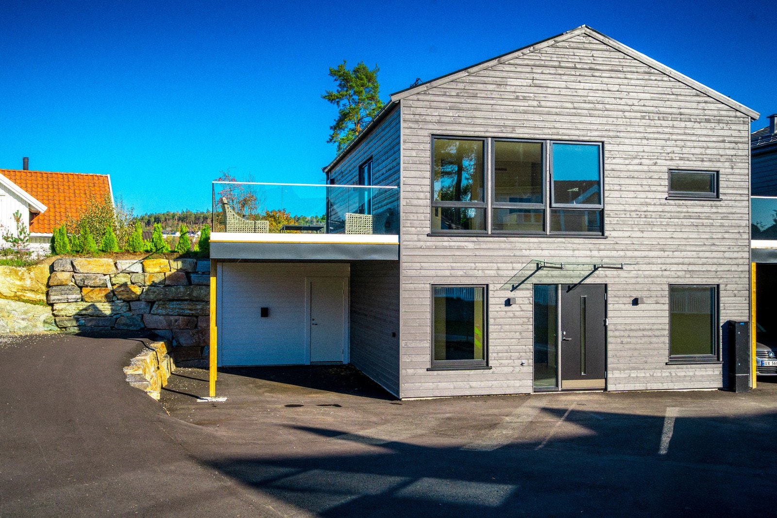 Selve boligen er en nyoppført enebolig over to fulle etasjer med høy standard, smarte løsninger og lun atmosfære. Den har 3 soverom, 2 moderne bad, og en åpen stue/kjøkkenløsning med god plass til både hverdagsliv og sosiale sammenkomster. Galleribilde