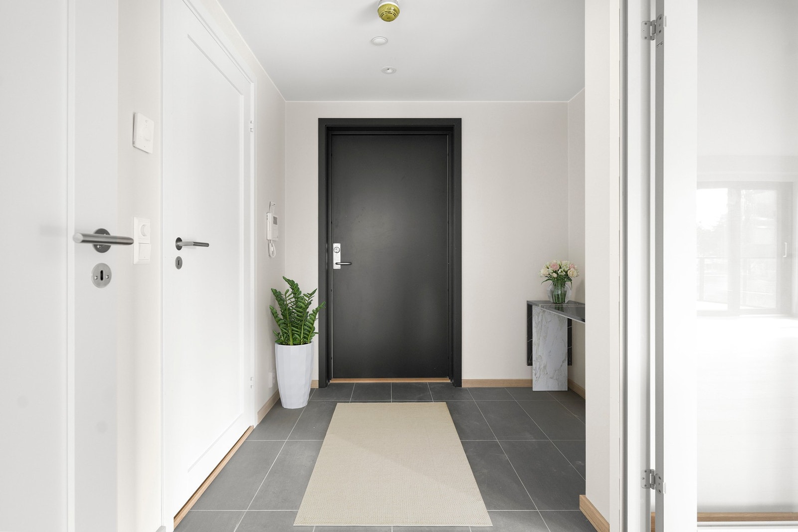 Entré med mulighet for garderobeløsning. Vannbåren gulvvarme. Galleribilde