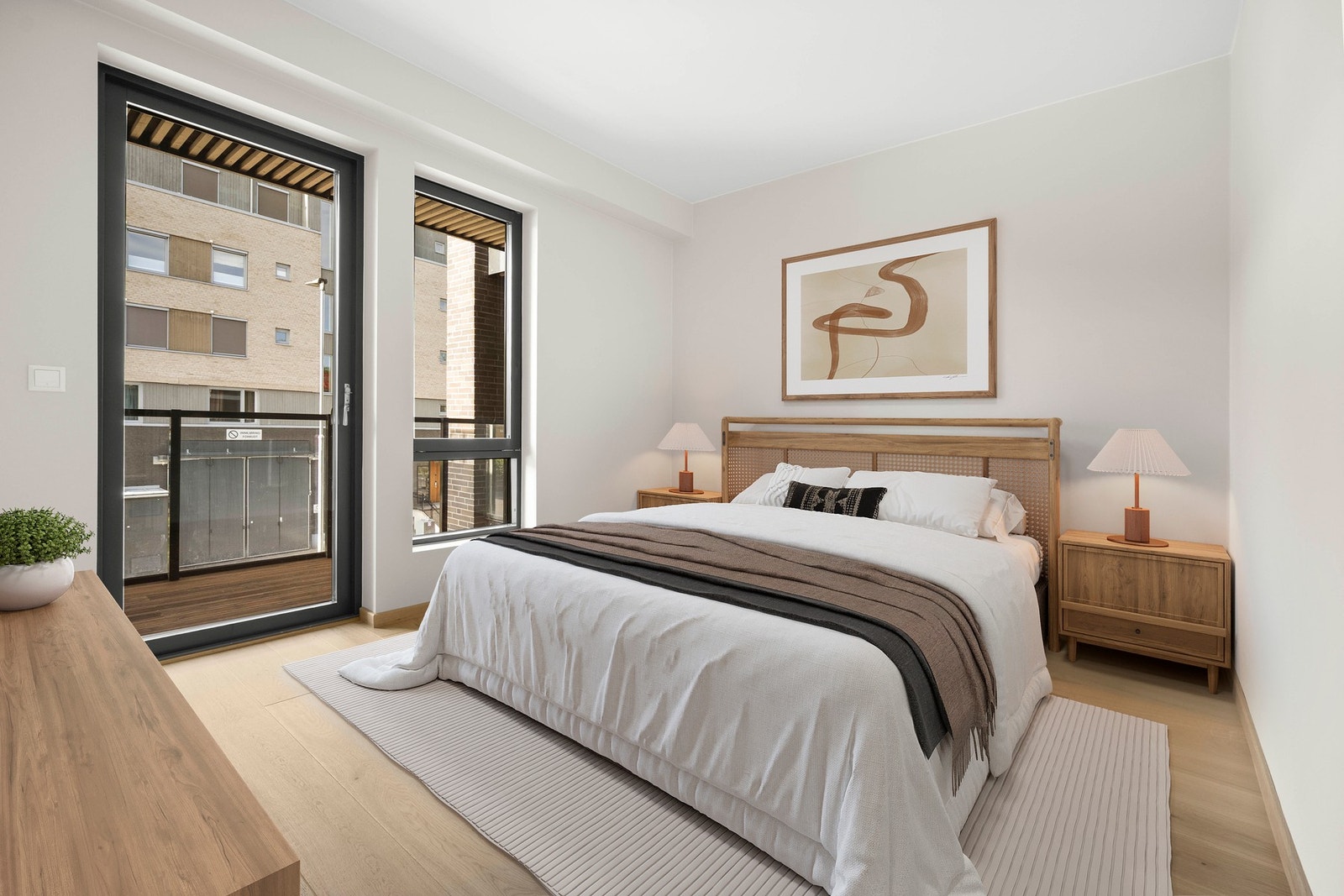 Leiligheten har to soverom med mulighet for garderobeskap Hovedsoverom med utgang til balkong. Galleribilde