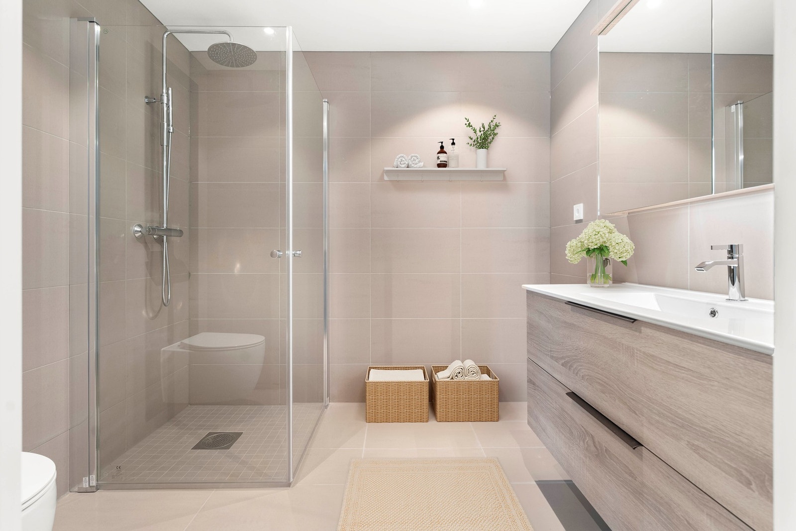 Romslig lekkert bad med servant og skap, dusjnisje og vegghengt toalett. Opplegg for vaskemaskin og tørketrommel. Galleribilde