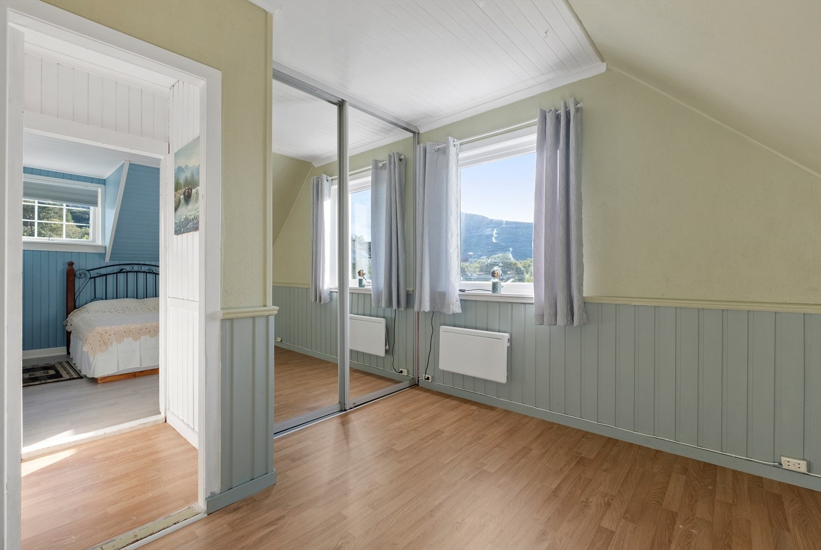 Soverom 2, med gode oppbevaringsmuligheter i skyvedørsgarderobe. Galleribilde