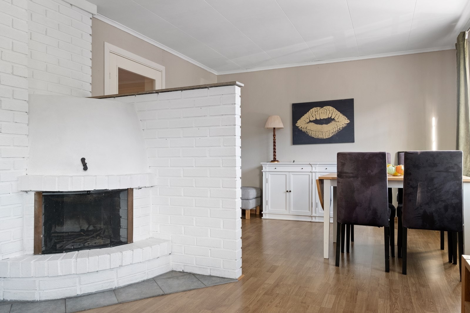 Det er ildsted i stuen. Galleribilde