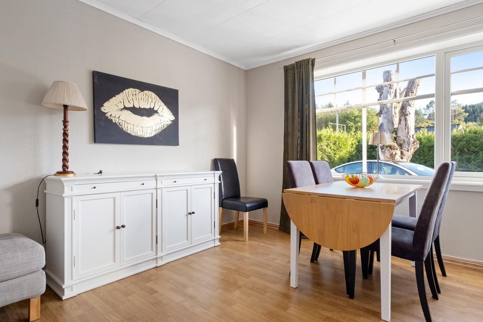 Sokkelleilighet med spisestue, stue, soverom, bad, kjøkken og gang. Galleribilde