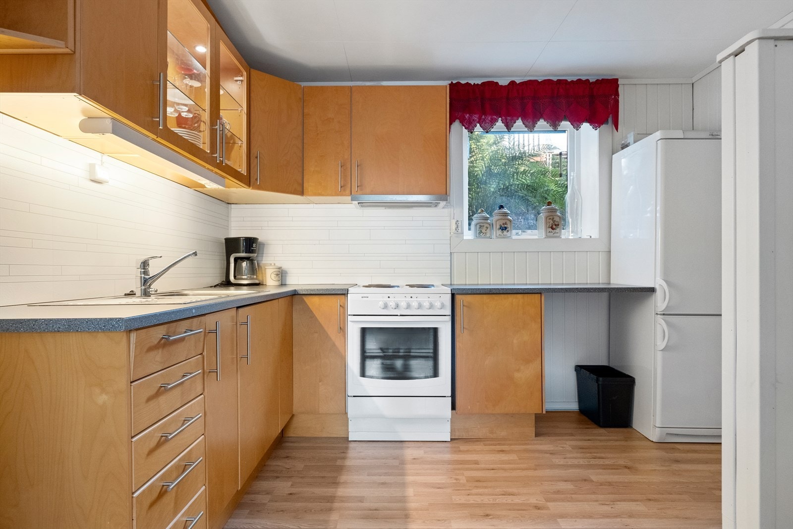 Kjøkkenet er utstyrt med komfyr samt frittstående kjøle- og fryseskap. Galleribilde