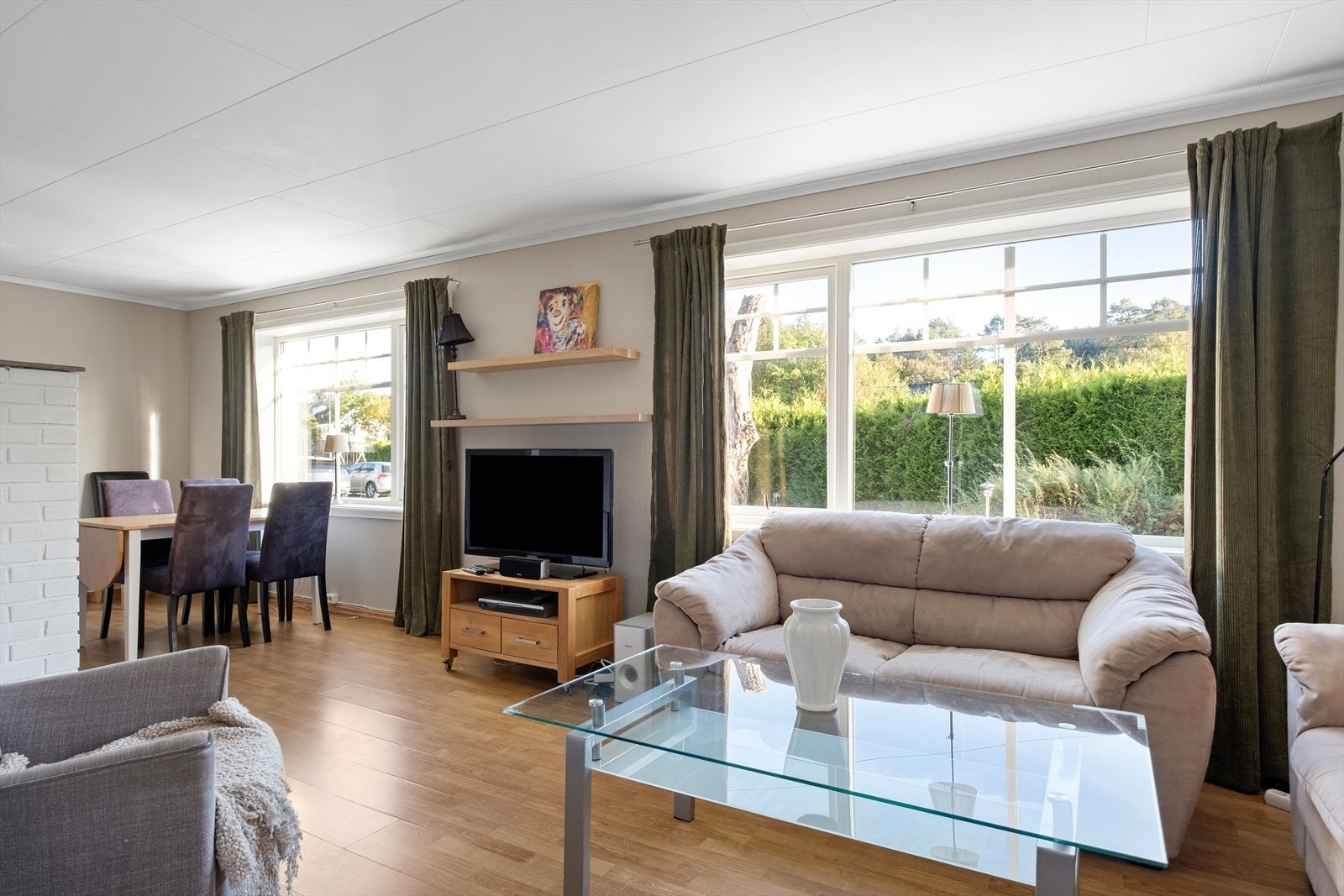 På stuen er det god plass til stor sittegruppe. Galleribilde