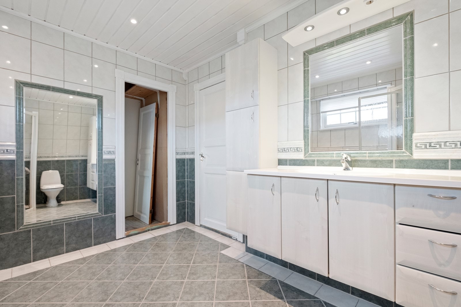 Rommet er innredet med baderomsinnredning, toalett og dusjvegger. Galleribilde