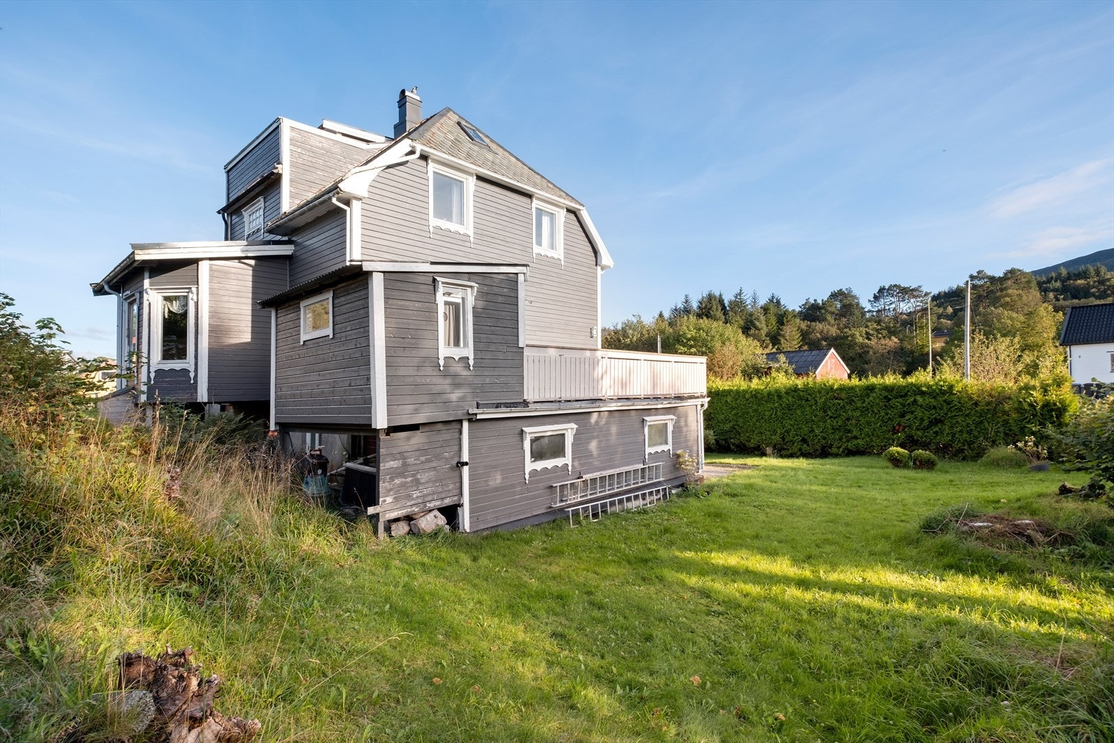 Eiendommen ligger sentralt på Holen i Sula kommune, kun 2 km fra Langevåg sentrum. Galleribilde