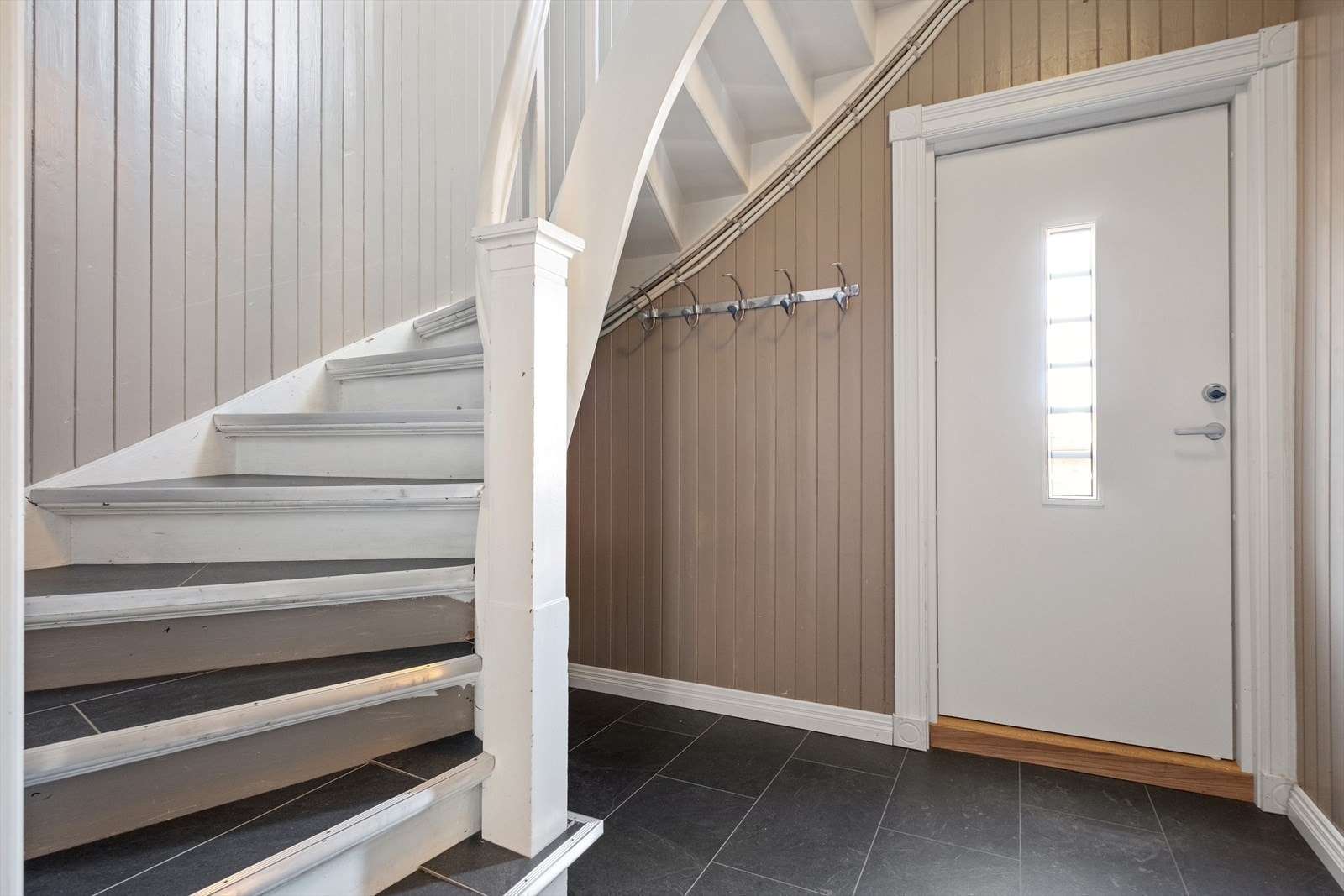 Gang med trapp opp til 2. etasjen. Galleribilde