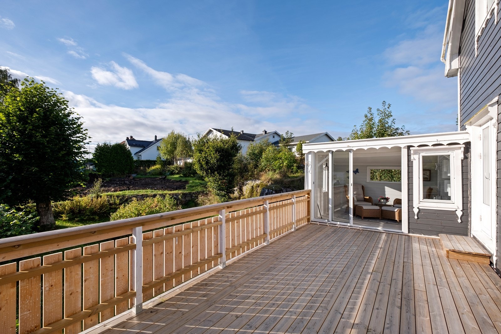 Verandaen er sørvestvendt, og nyter gode solforhold. Galleribilde