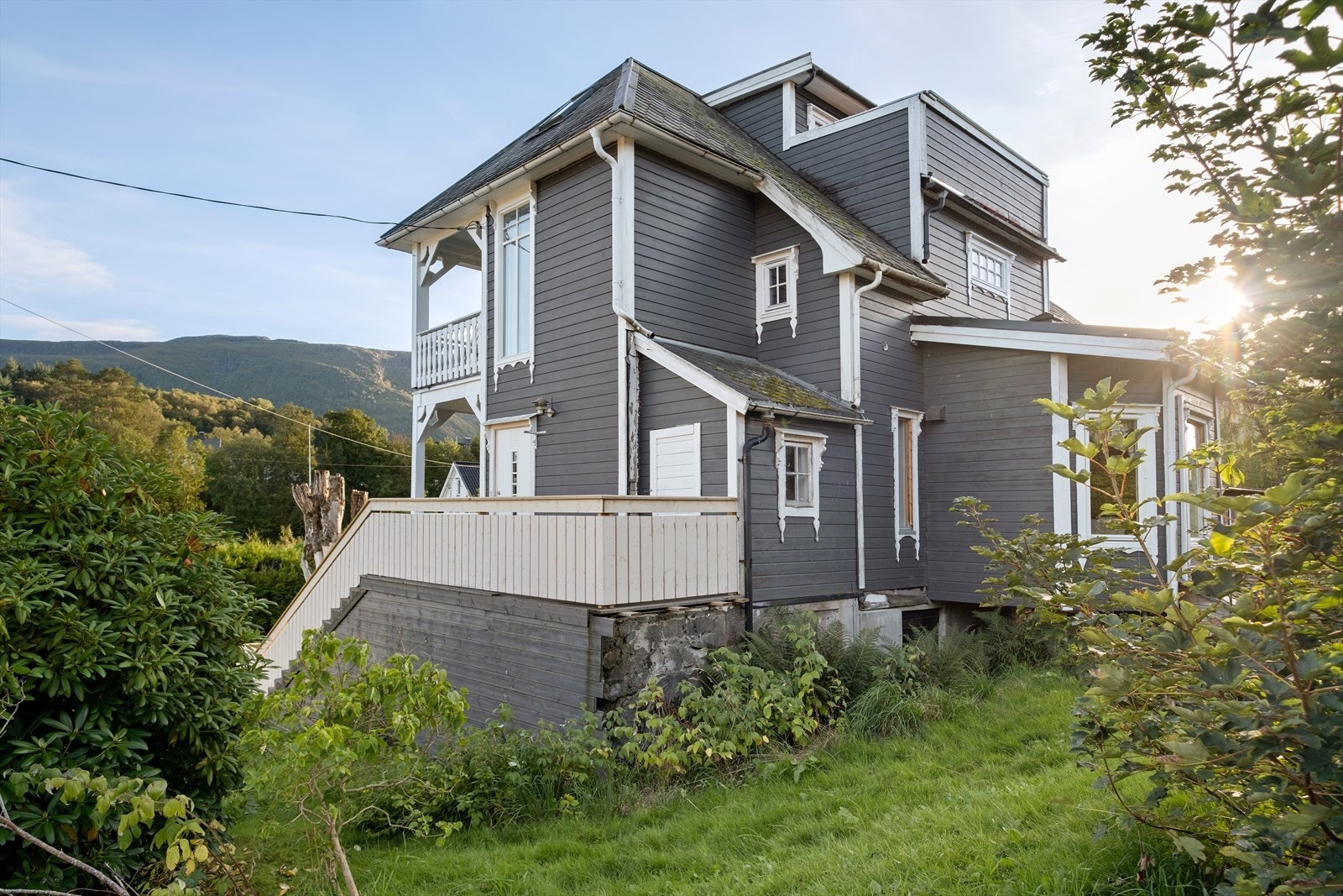 For familier med barn er det flere skoler i nærheten, inkludert Langevåg skule og Sula ungdomsskule, begge kun 8 minutters gange fra eiendommen. Det finnes også flere barnehager i området, som Vasset barnehage og Nymarkbakken FUS barnehage. Galleribilde