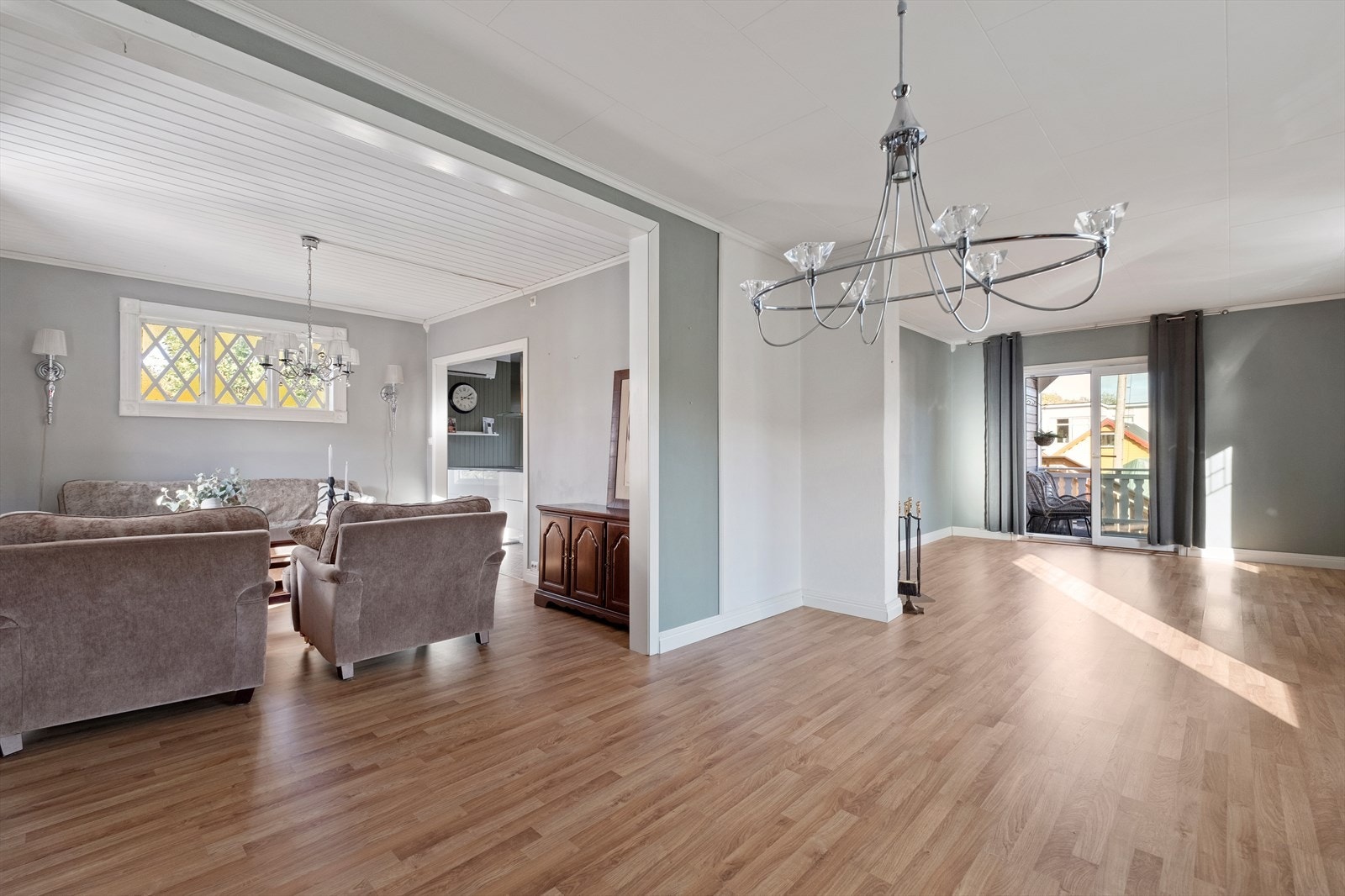 God plass til flere sittegrupper. Galleribilde