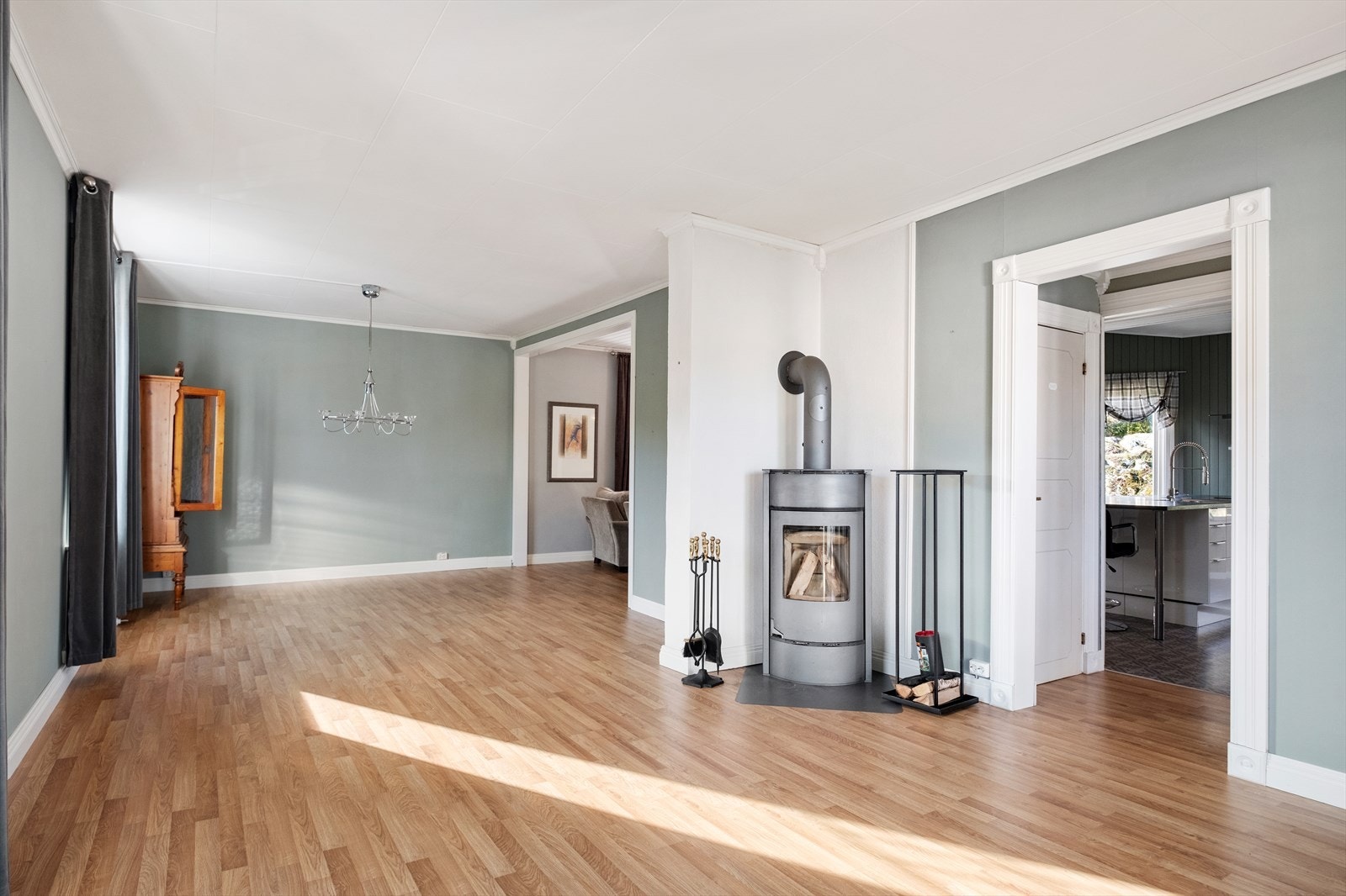 Til oppvarming har etasjen ildsted på stue og varmepumpe på kjøkkenet. Galleribilde