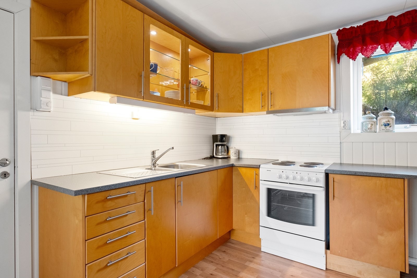 Det er kjøkkenventilator med avtrekk ut. Galleribilde