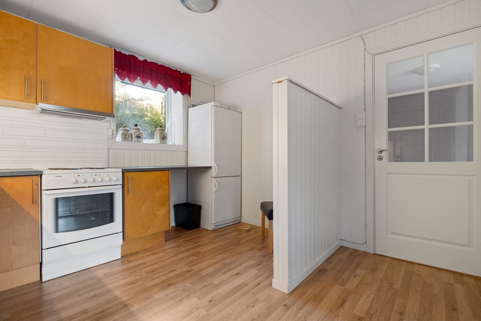 Kjøkkenet har over- og underskap, innredning med glatte fronter, benkeplate av laminat og vask. Galleribilde