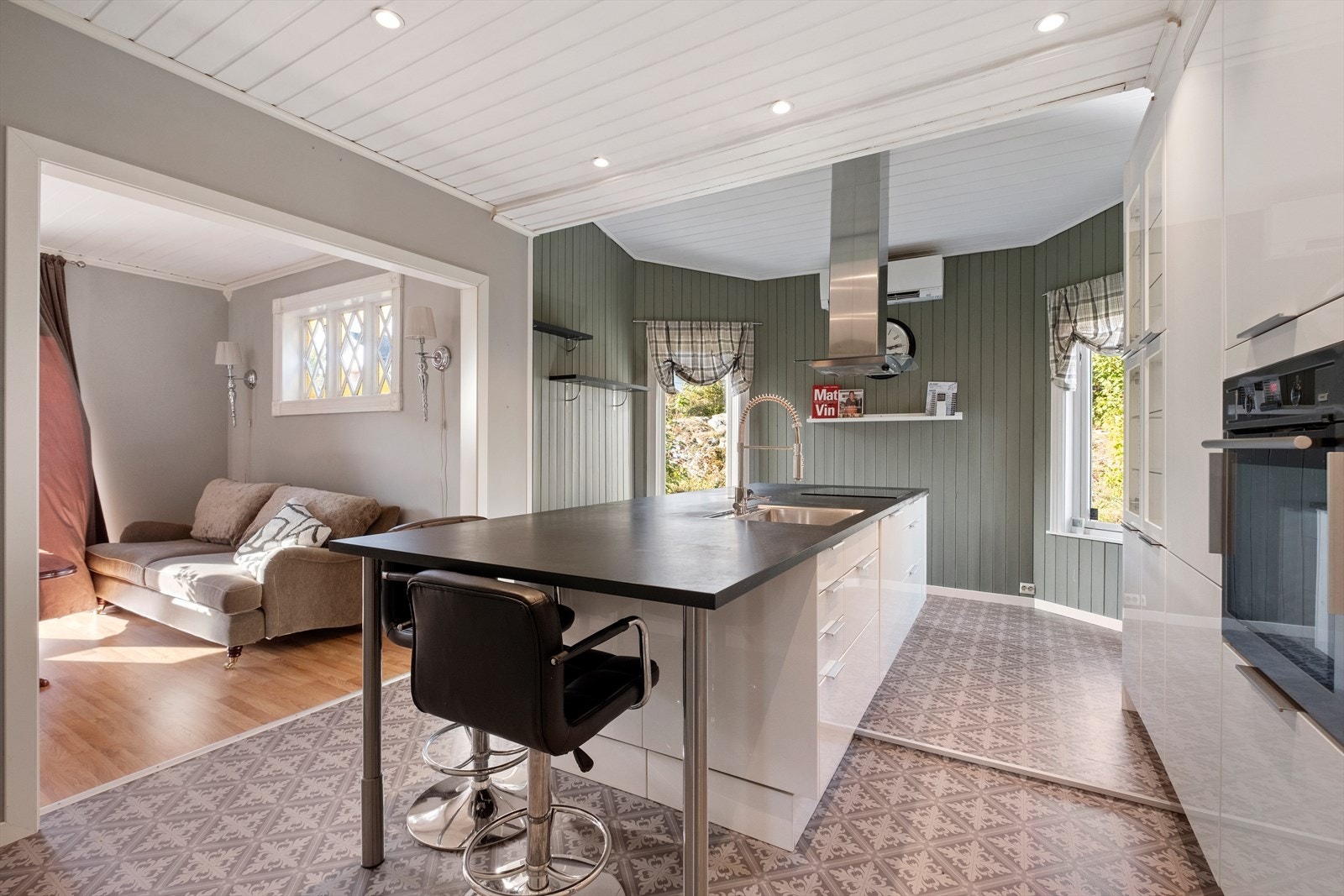 Rommet er utstyrt med kjøleskap, oppvaskmaskin, platetopp, stekeovn, vannstoppsystem og komfyrvakt. Galleribilde