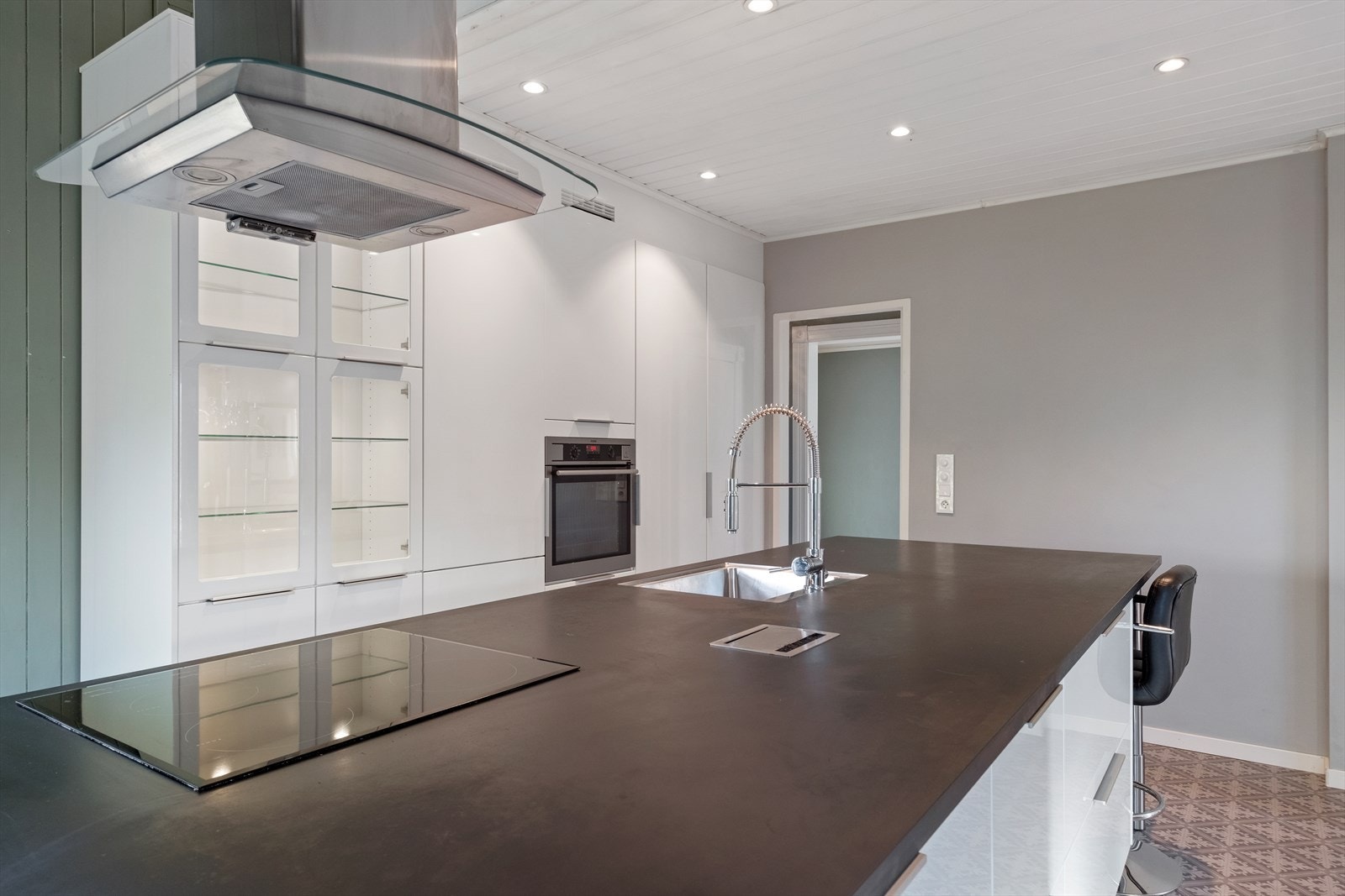 Lyst og moderne kjøkkeninnredning fra Norema. Galleribilde