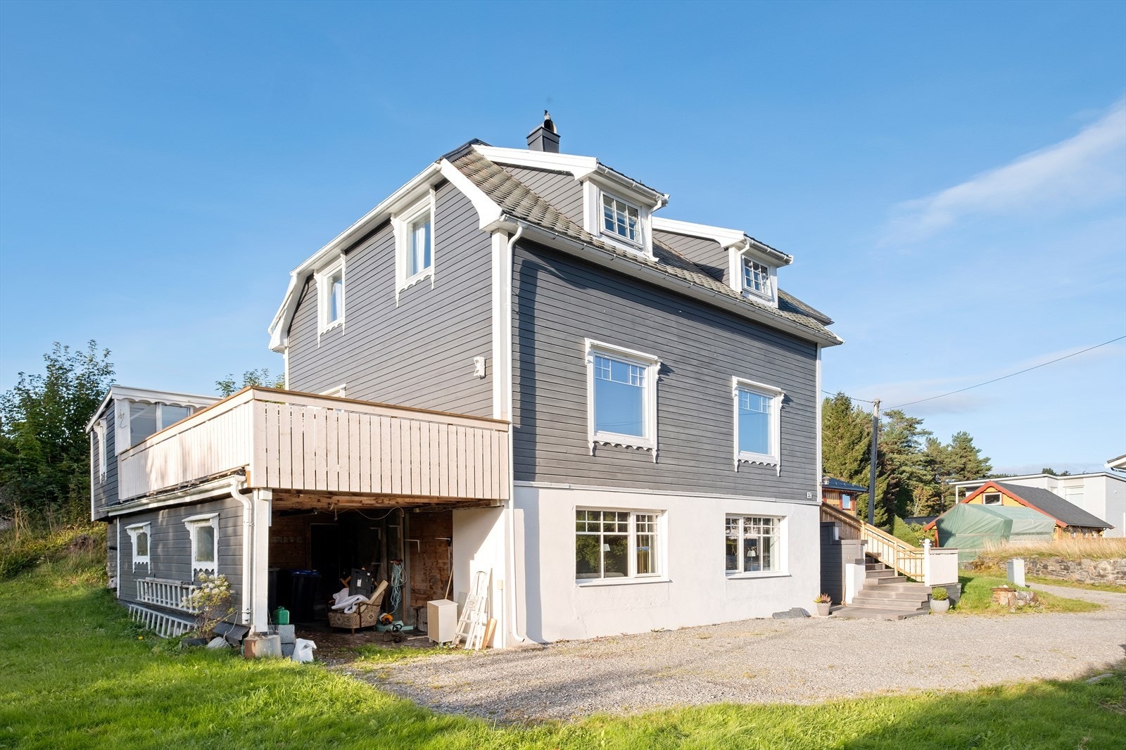 Gode parkeringsmuligheter i innkjørsel på egen tomt. Galleribilde