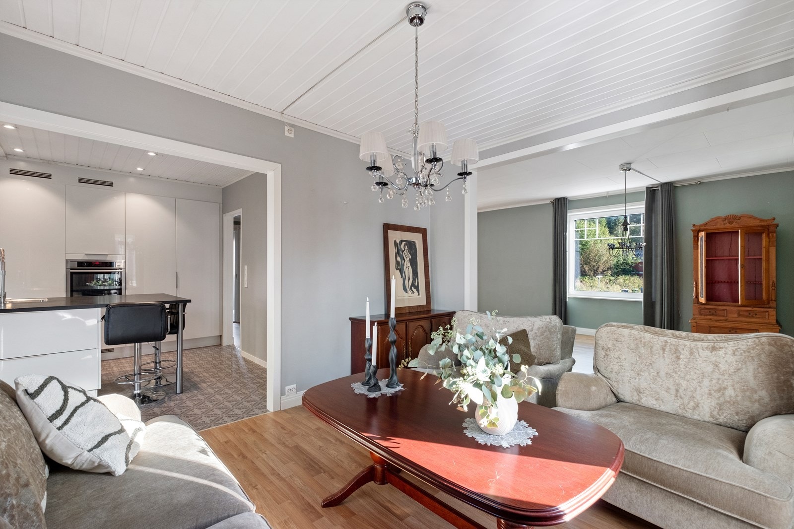 Romslig stue. Galleribilde