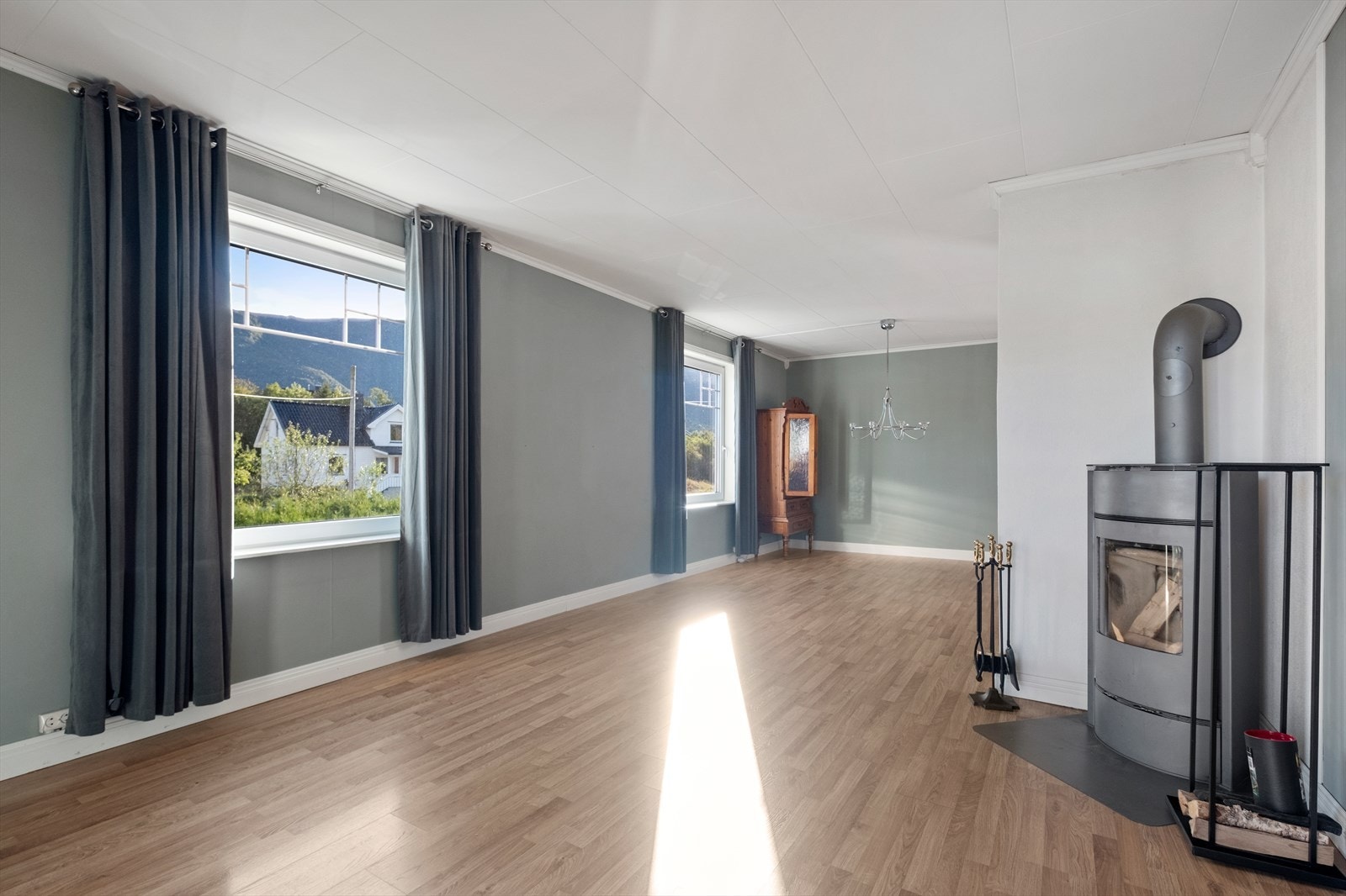 De store vindusflatene gir rikelig med naturlig lysinnslipp. Galleribilde