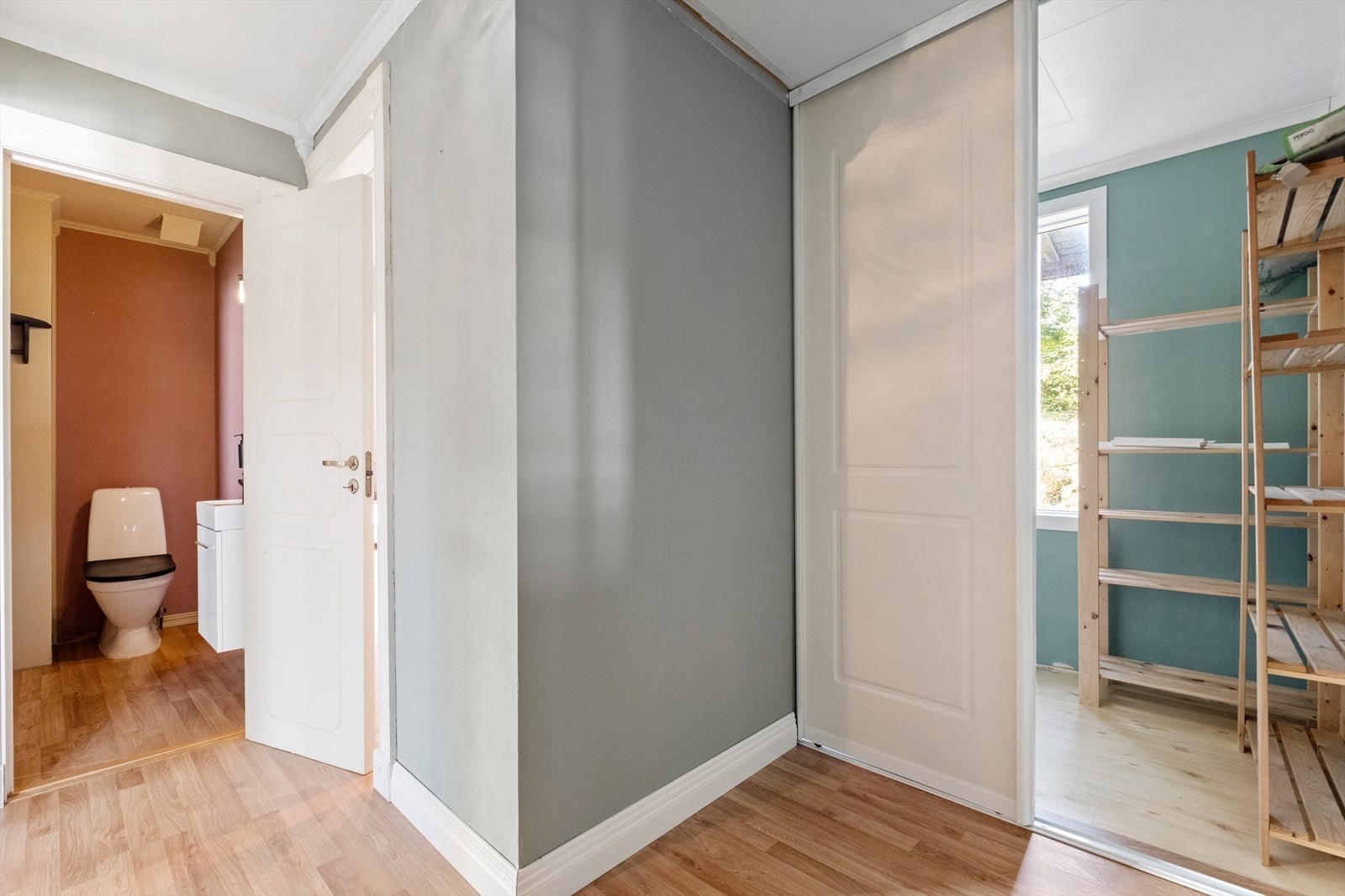 Toalettrom innredet med vask og toalett. Galleribilde