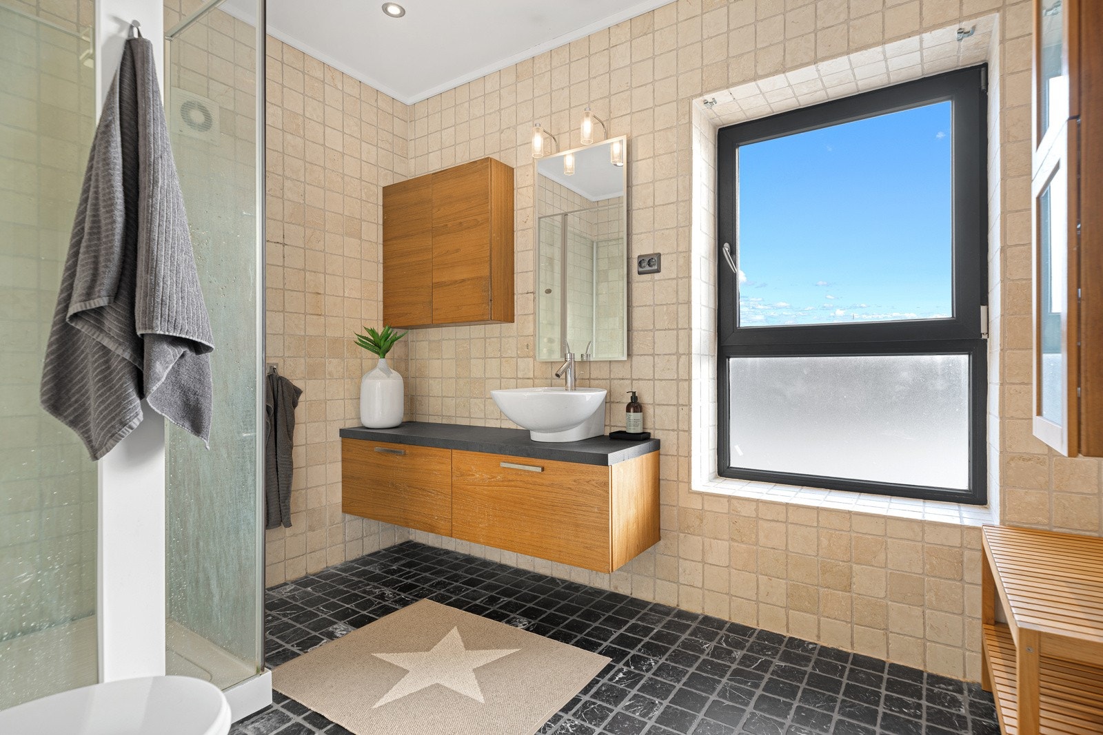 Flislagt bad med dusj, vask og vegghengt wc i 2 etg Galleribilde