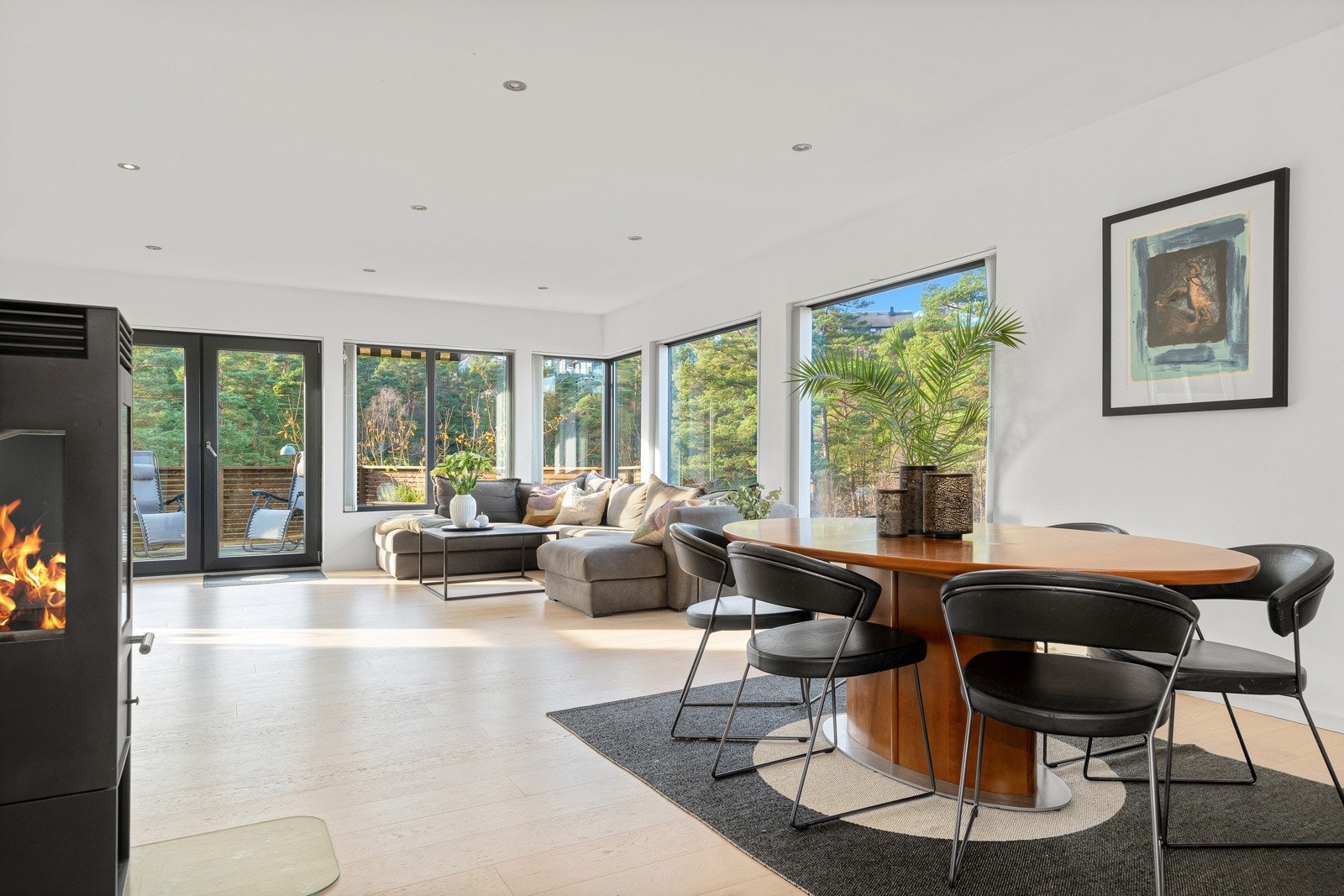 Romslig, lys og fin stue med peisovn og utgang til veranda Galleribilde