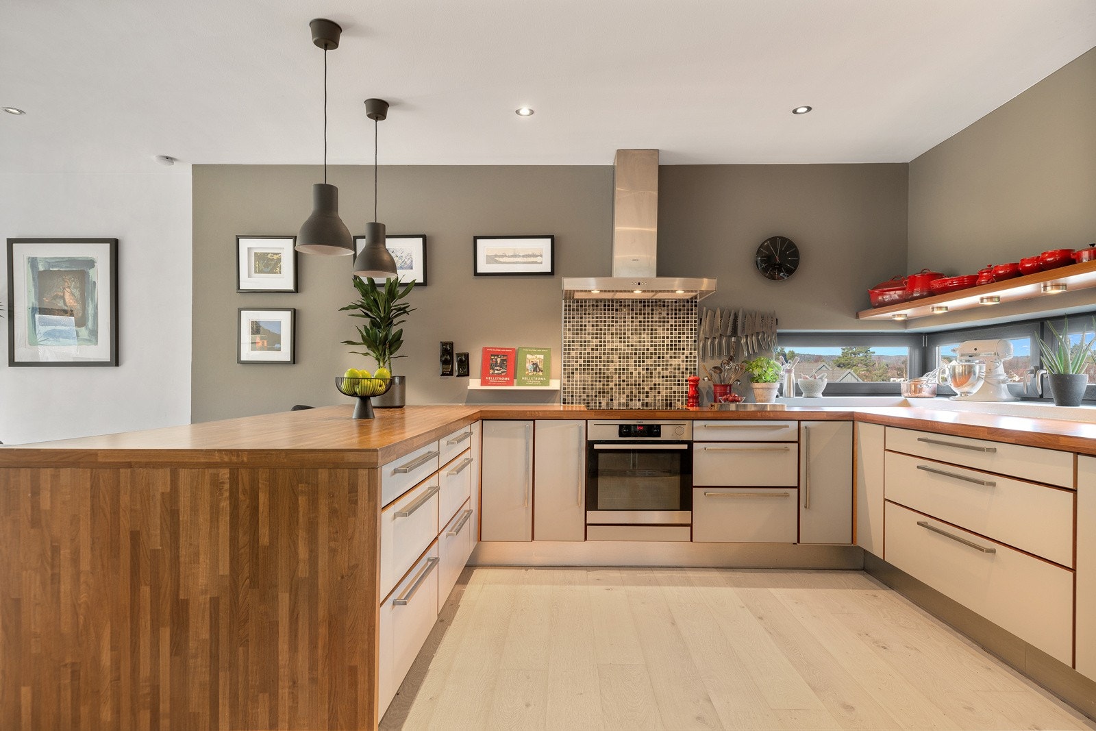 Romslig kjøkken med god benke/skapplass Galleribilde