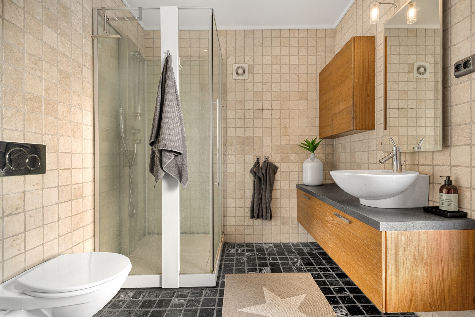 Flislagt bad med dusj, vask og vegghengt wc i 2 etg Galleribilde