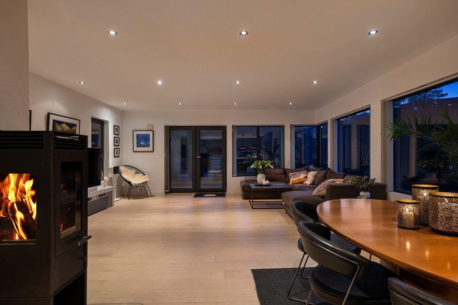 Romslig, lun og koselig stue Galleribilde