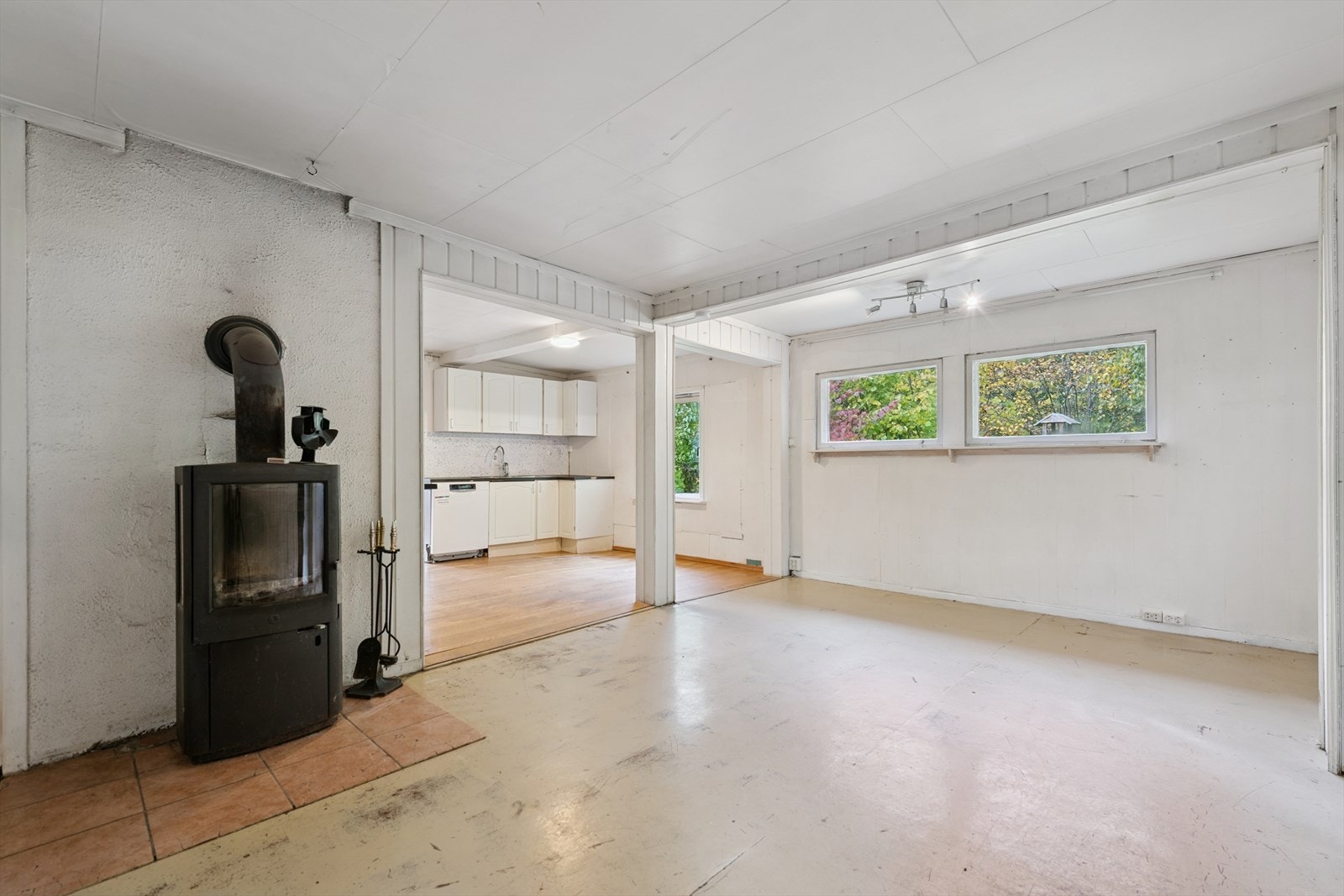 Stuen har vedovn med glassdør. Galleribilde