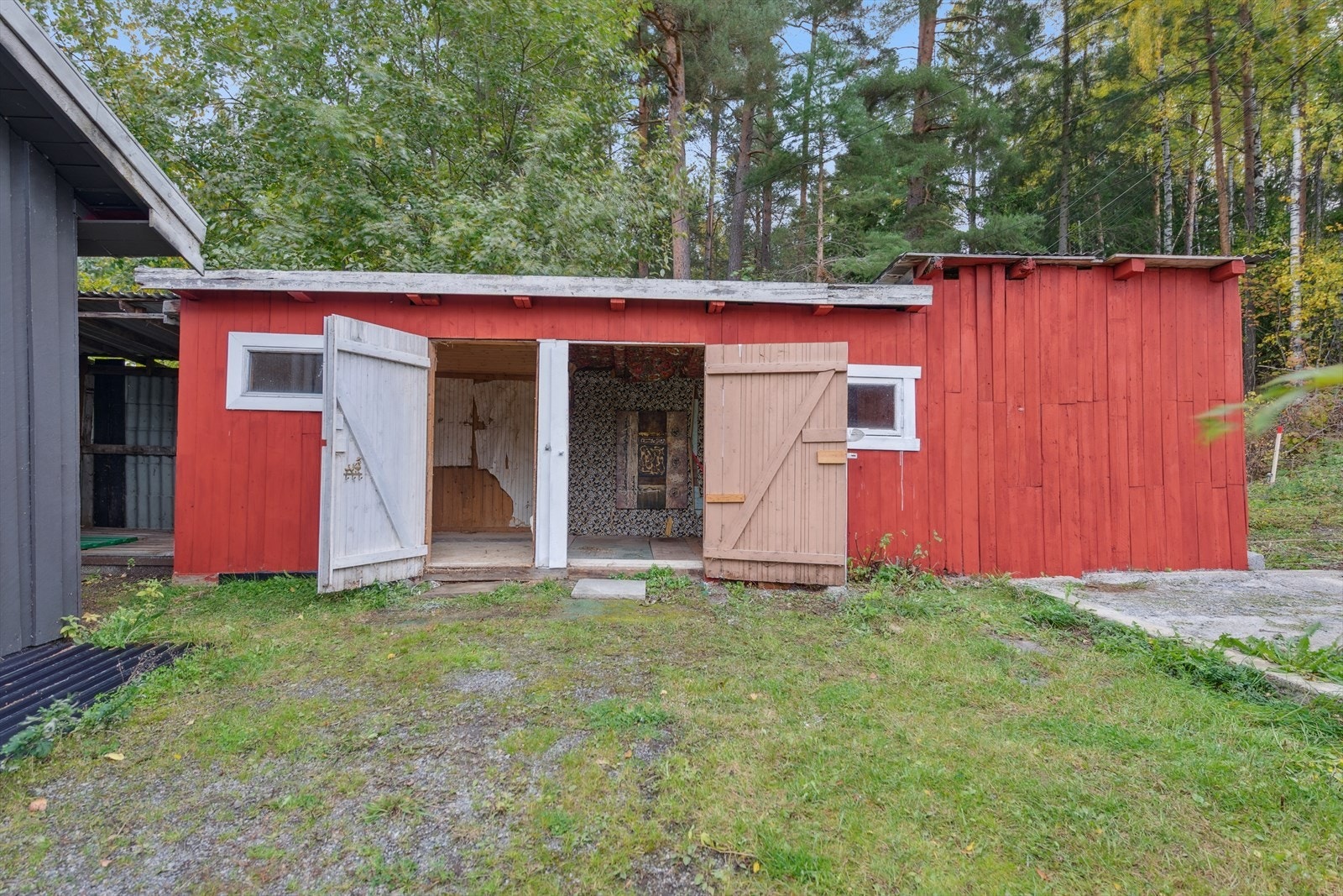 Uthus med lagermuligheter. Galleribilde