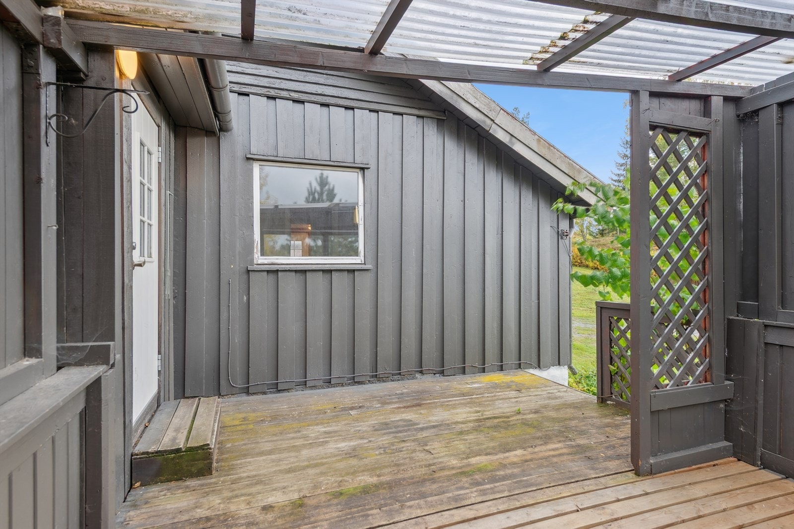 Terrasse med tilgang til hage og gårdsplass. Galleribilde