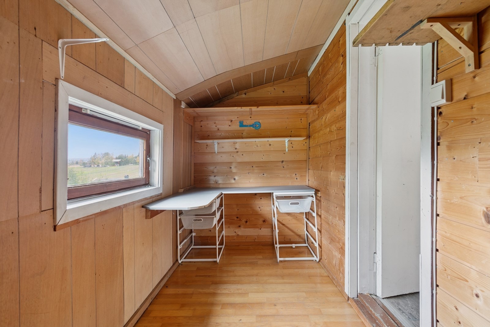 Bod med oppbevaringsmuligheter. Galleribilde